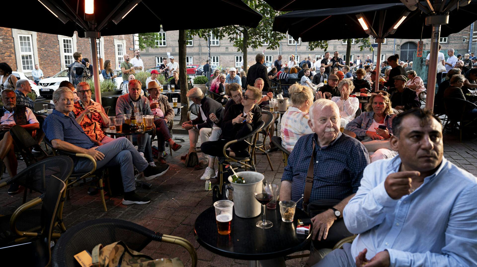 Cafégæster på Oscar Bar & Café på Regnbuepladsen i København.