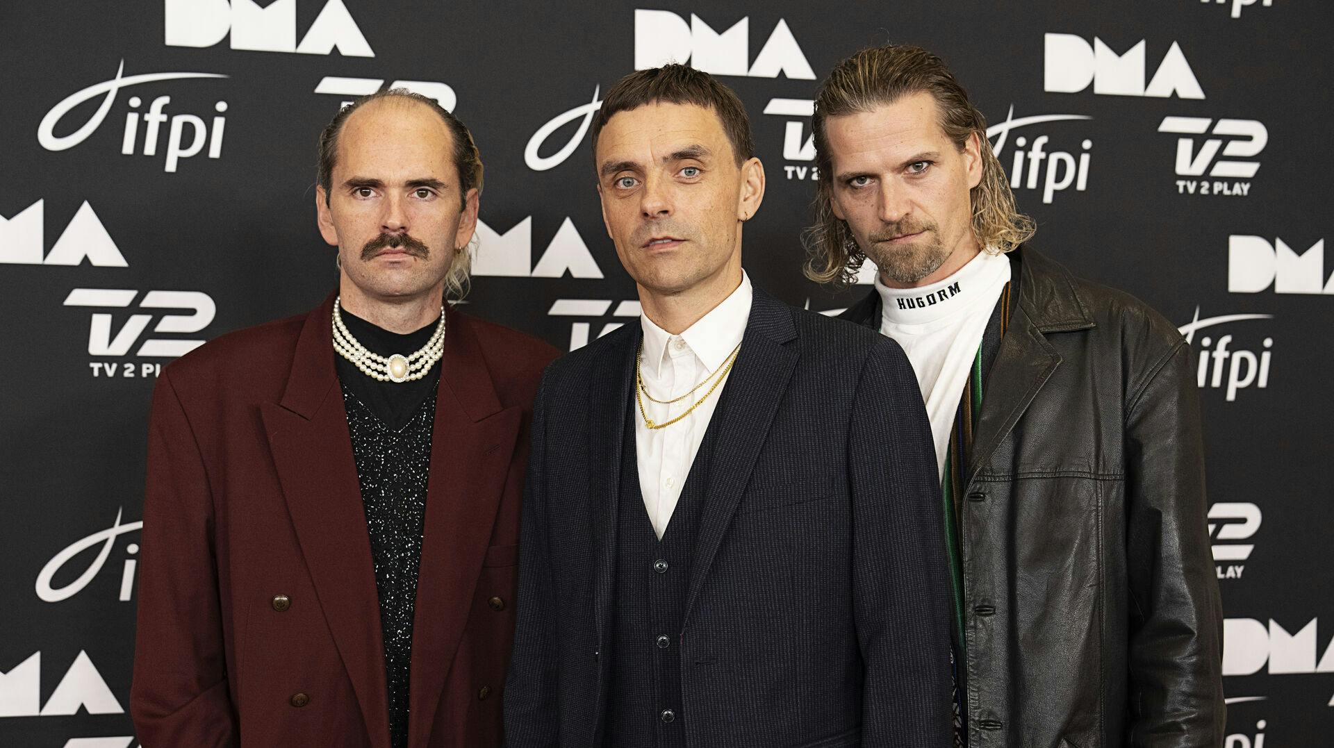 Hugorm består af Simon Kvamm (i midten), Árni Bergmann Jóhannsson (til højre) og Morten Gorm (til venstre). Hugorm har aflyst sin optræden på Skive Festival i år, da Àrni har måtte lade sig indlægge med en