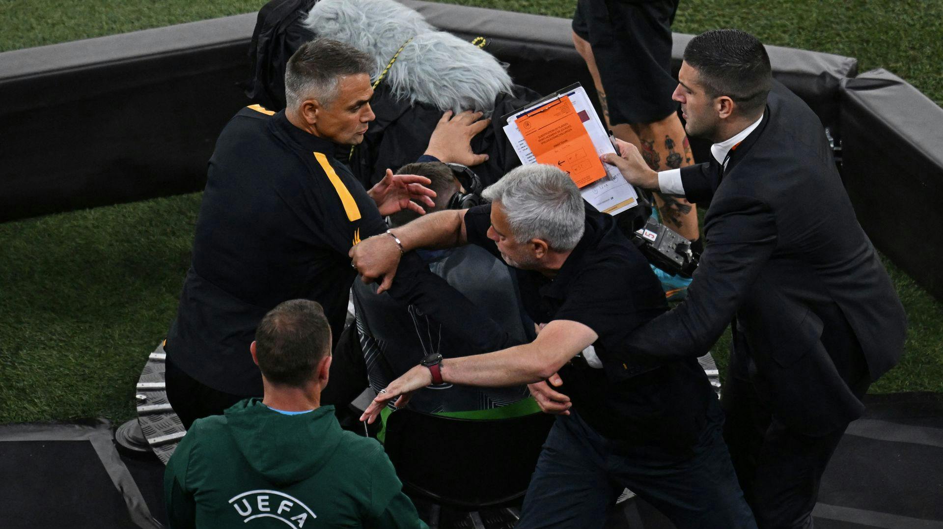 José Mourinho havde nået så svært ved at styre temperamentet torsdag aften i Budapest.&nbsp;