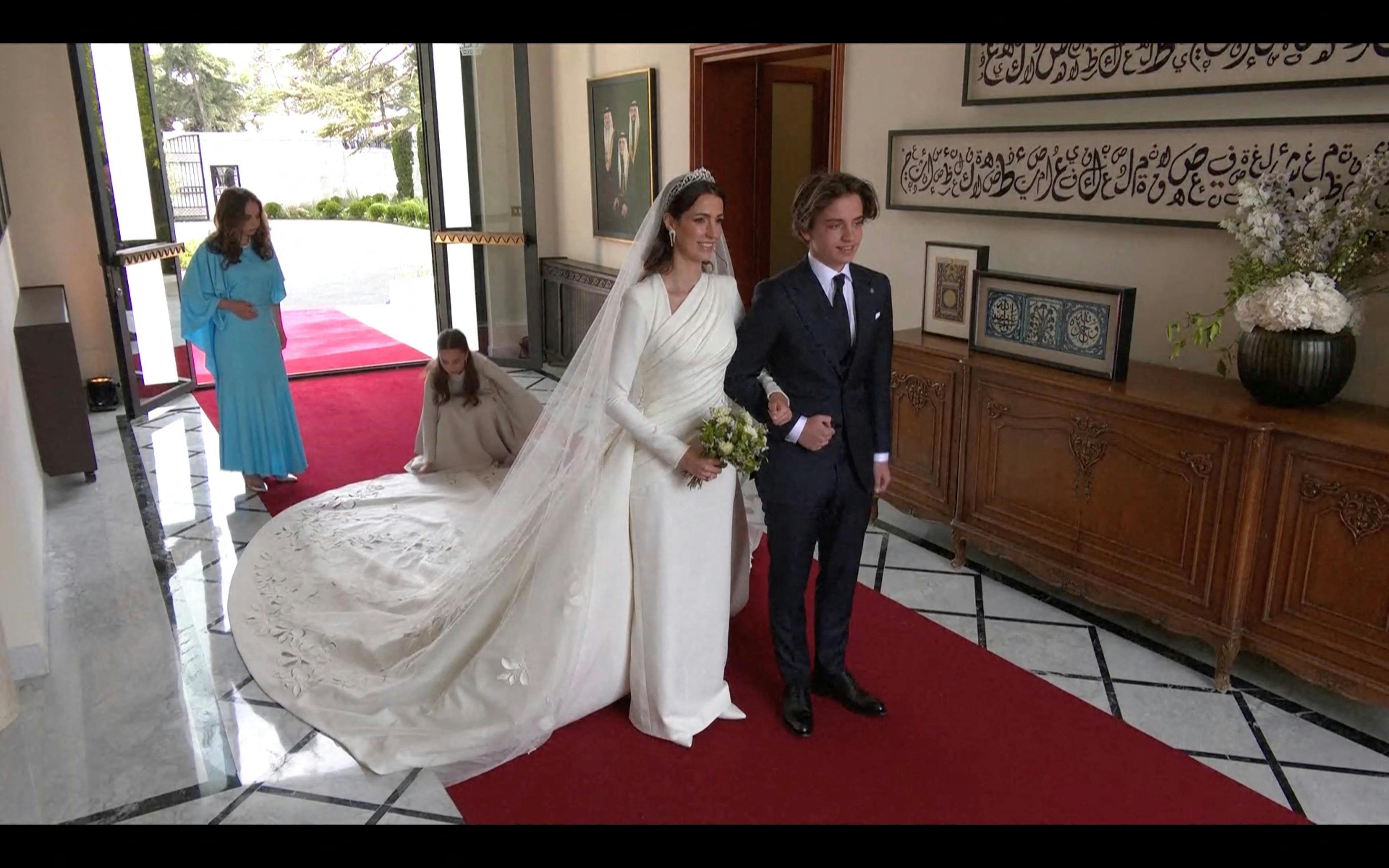 Bruden Rajwa Al står her med prins&nbsp;Hashem bin Abdullah på sin bryllupsdag.&nbsp;
