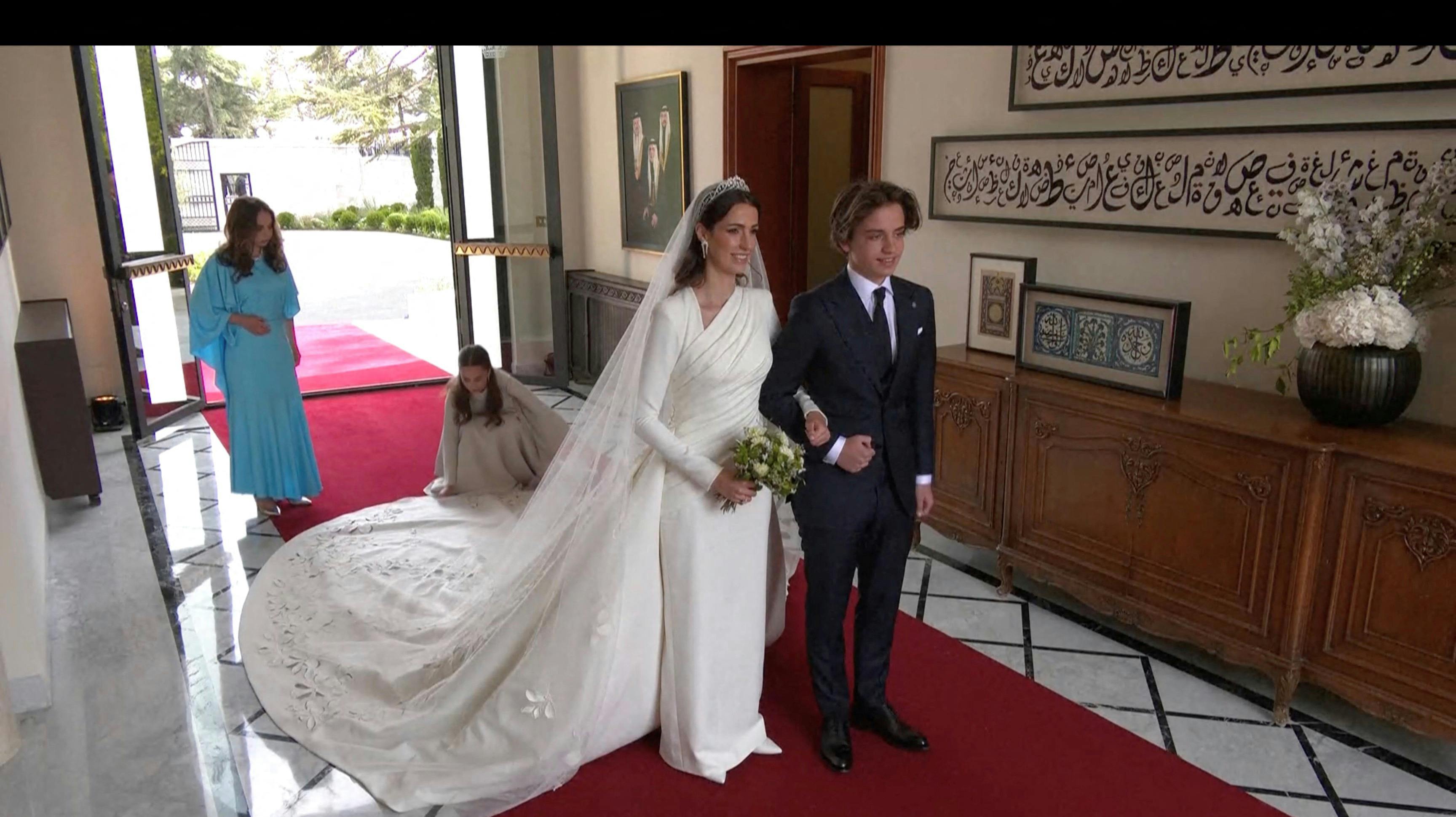 Bruden Rajwa Al står her med prins Hashem bin Abdullah på sin bryllupsdag. 