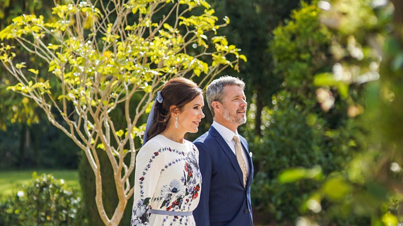 Kronprins Frederik og kronprinsesse Mary var til stort bryllup i Jordan.