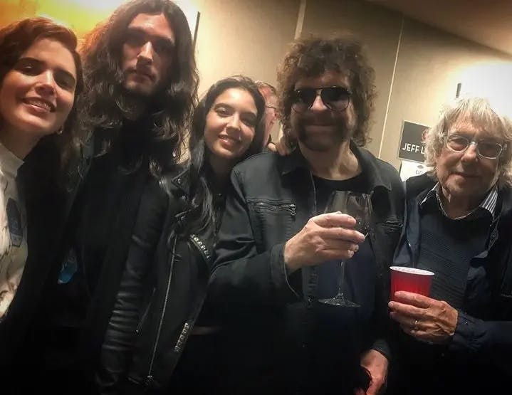 Noor Alfallah med forsangeren Jeff Lynne på 75 år.