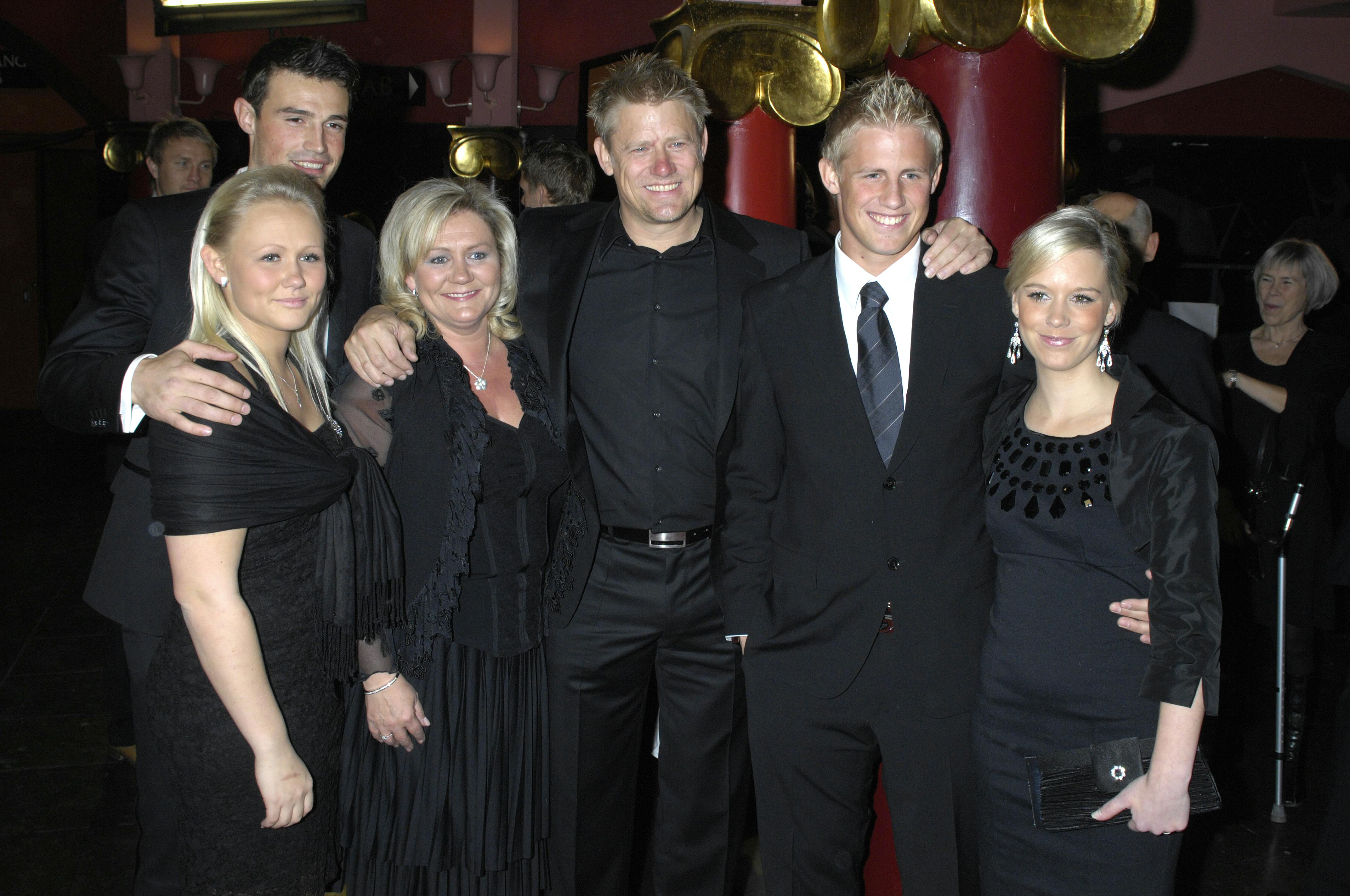 Kasper, Bente og Peter Schmeichel hjalp familiens yngling igennem en svær tid, da hele familien boede i Portugal. 