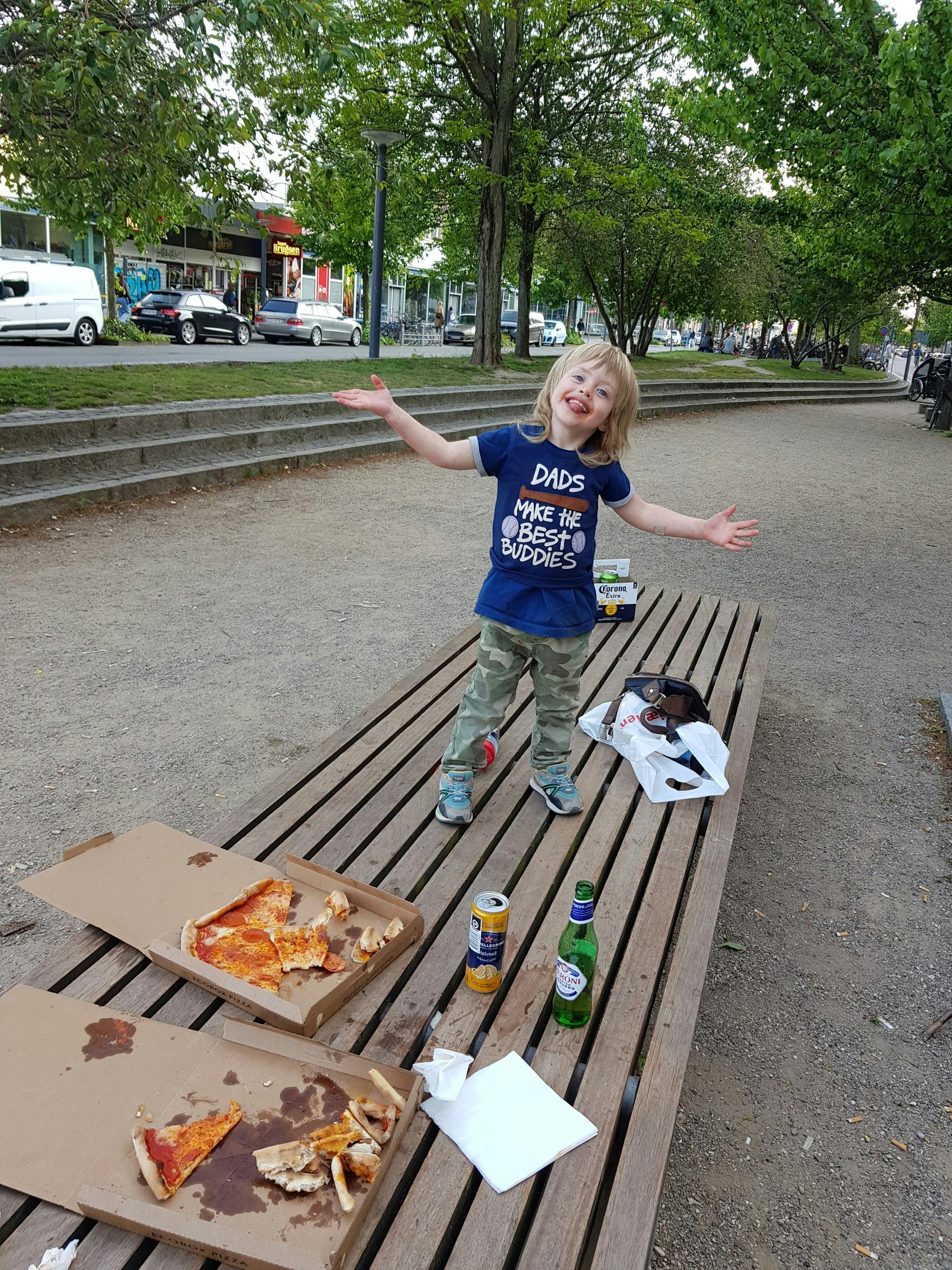 Axel spiser en pizza med sin far på Halmtorvet - lige inden Distortion lægger Vesterbro ned. Burde Axel have noget at sige i debatten om udeserveringer?