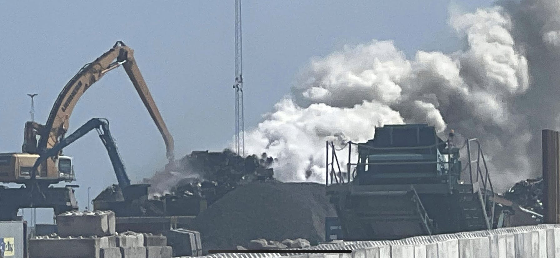 Torsdag morgen udbrød der brand i en større skrotbunke på havnen i Køge&nbsp;
