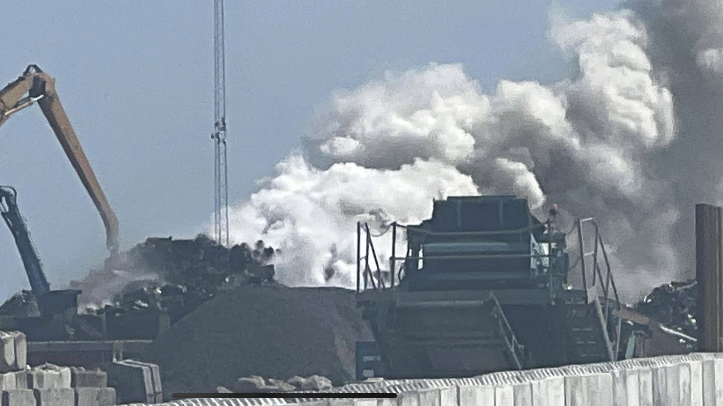 Torsdag morgen udbrød der brand i en større skrotbunke på havnen i Køge 