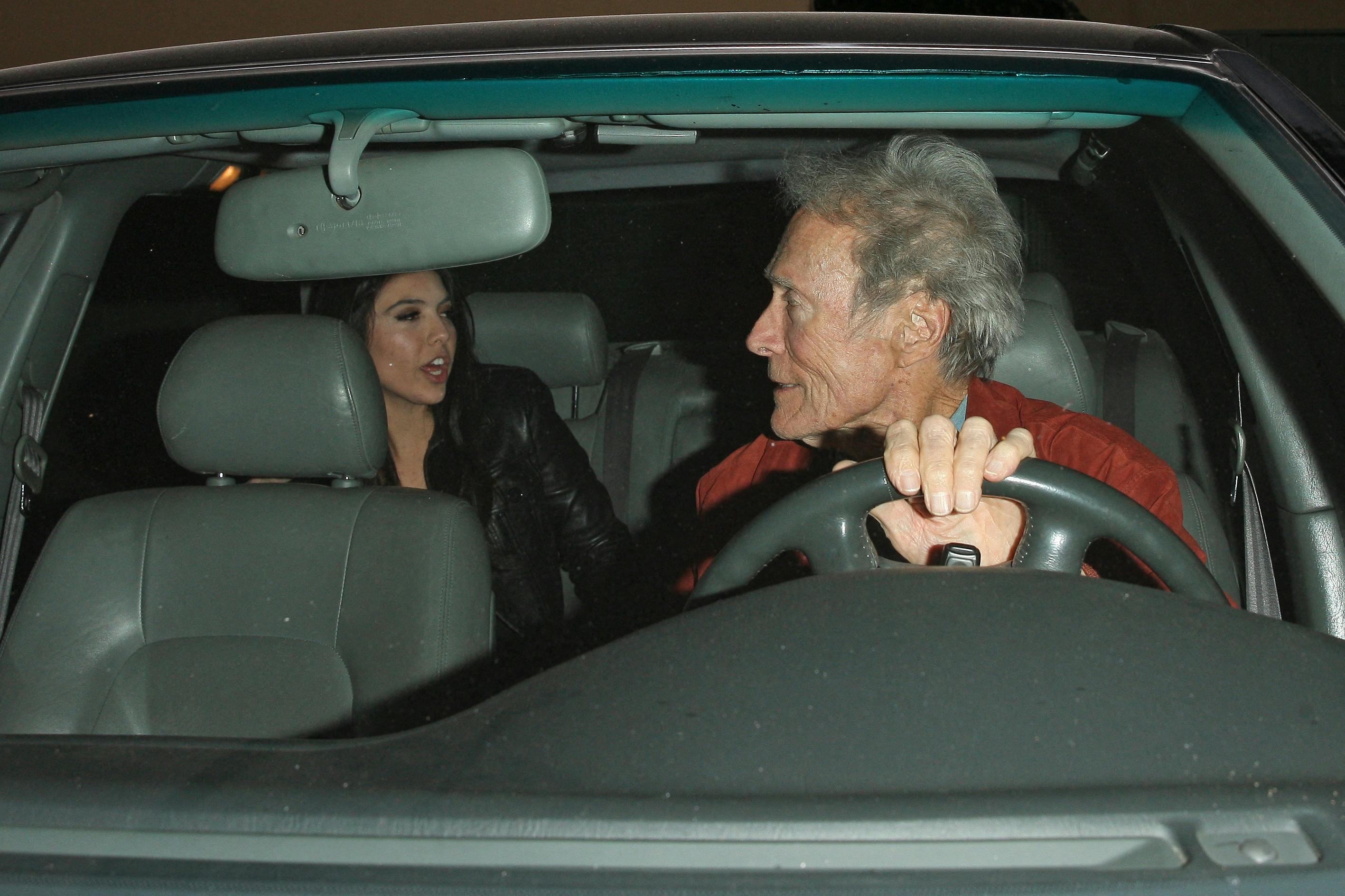 Noor Alfallah på bagsædet af filmstjernen Clint Eastwoods bil.&nbsp;
