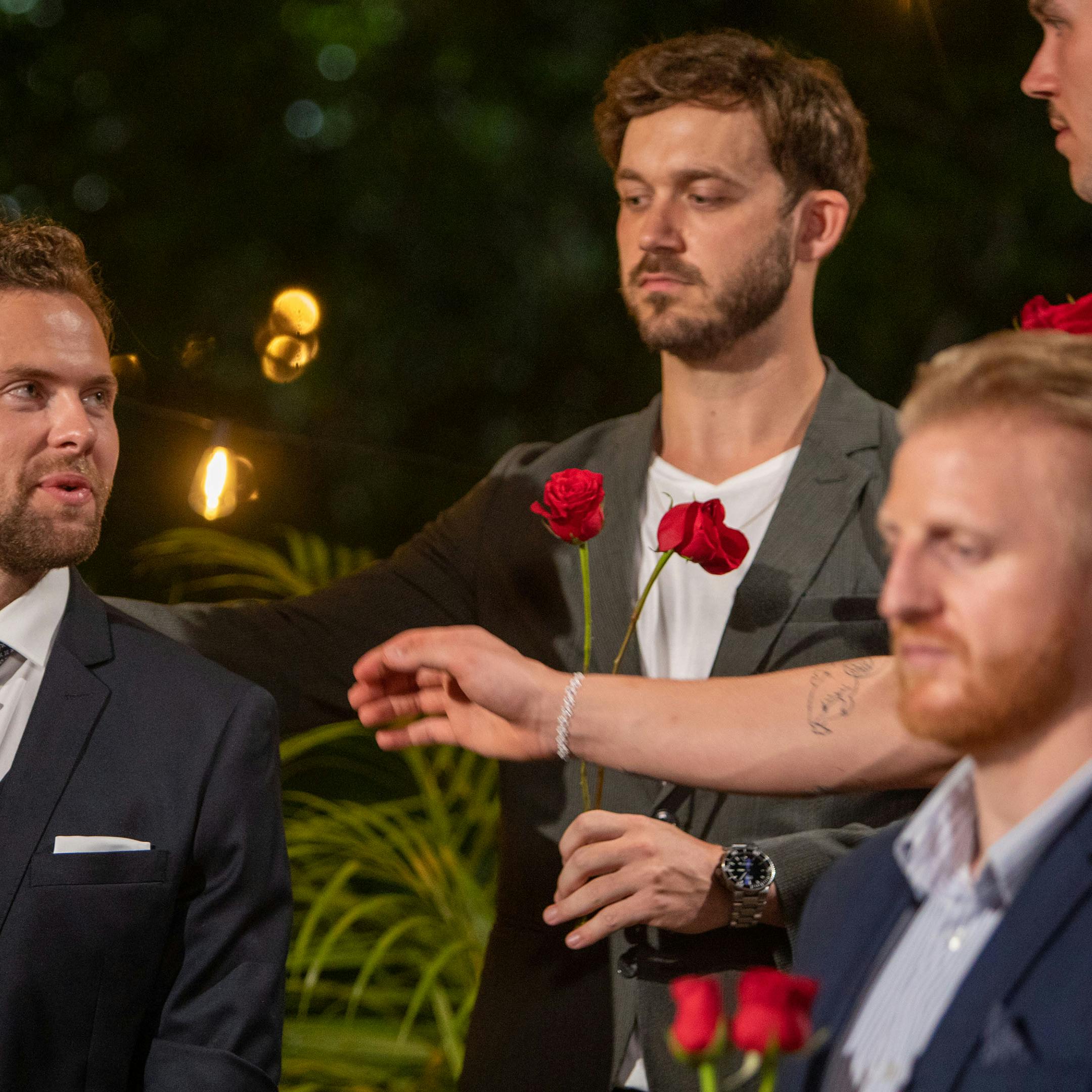 Morten Damstoft deltager i roseceremonien på lige fod med de andre fyre. Og selv om han er kommet sent ind i programmet, er han altså foran på intimpoint.