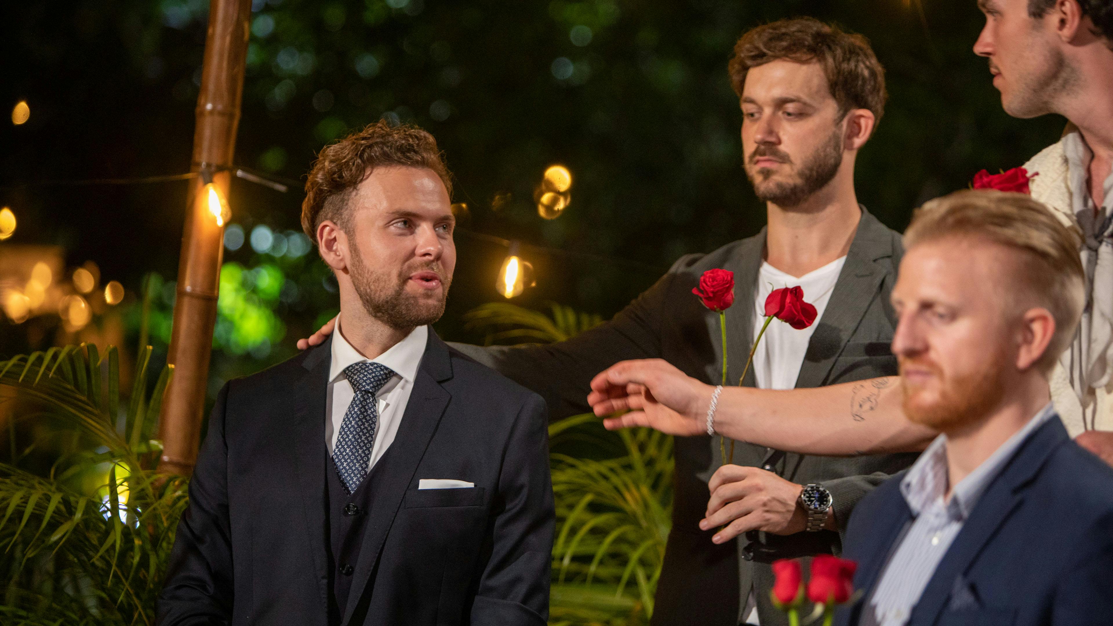 Morten Damstoft deltager i roseceremonien på lige fod med de andre fyre. Og selv om han er kommet sent ind i programmet, er han altså foran på intimpoint.