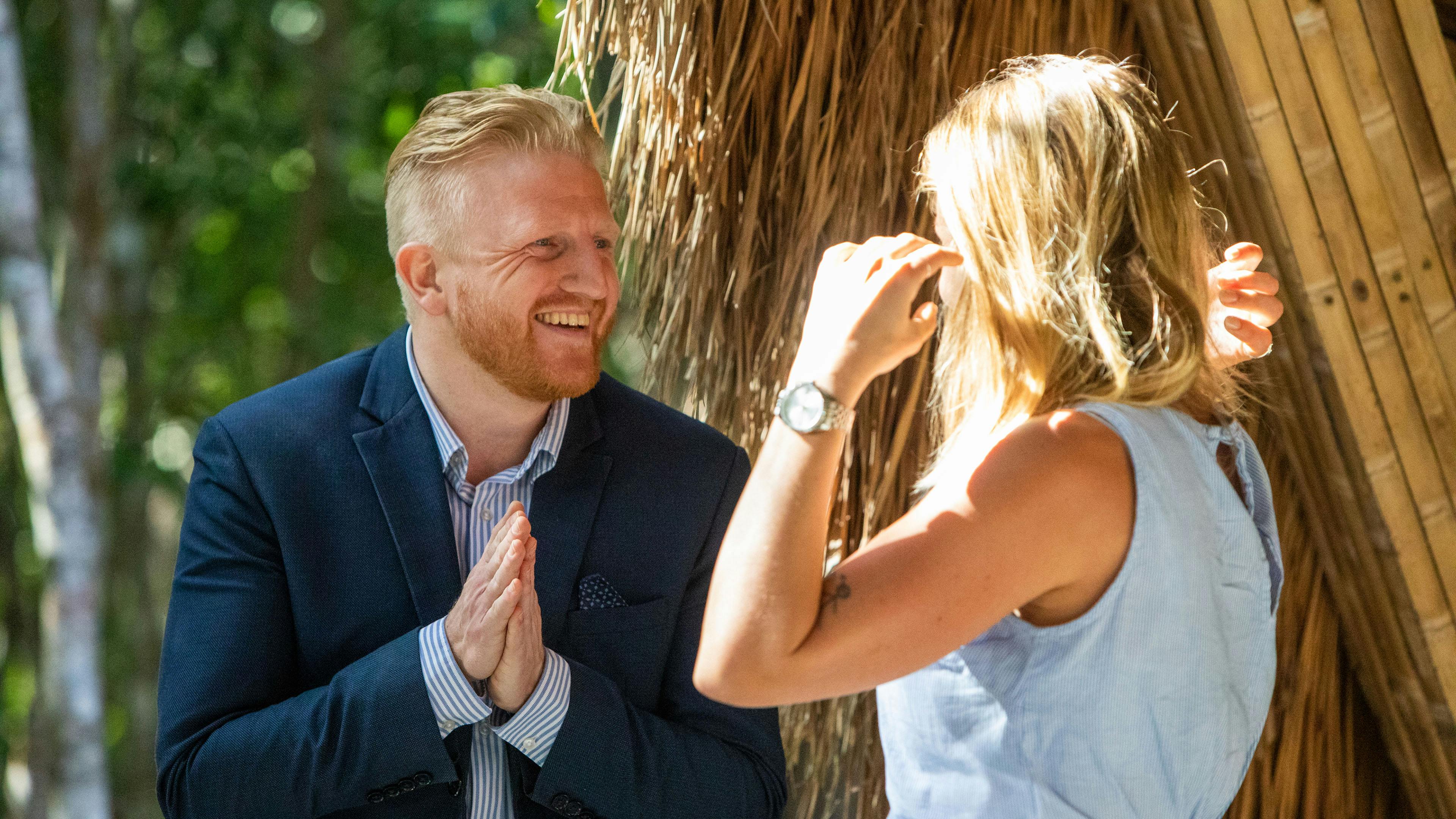 Den nye fyr, der har misset første uge af "Bachelorette", har en særlig fordel: Han har nemlig allerede kysset med Mette.