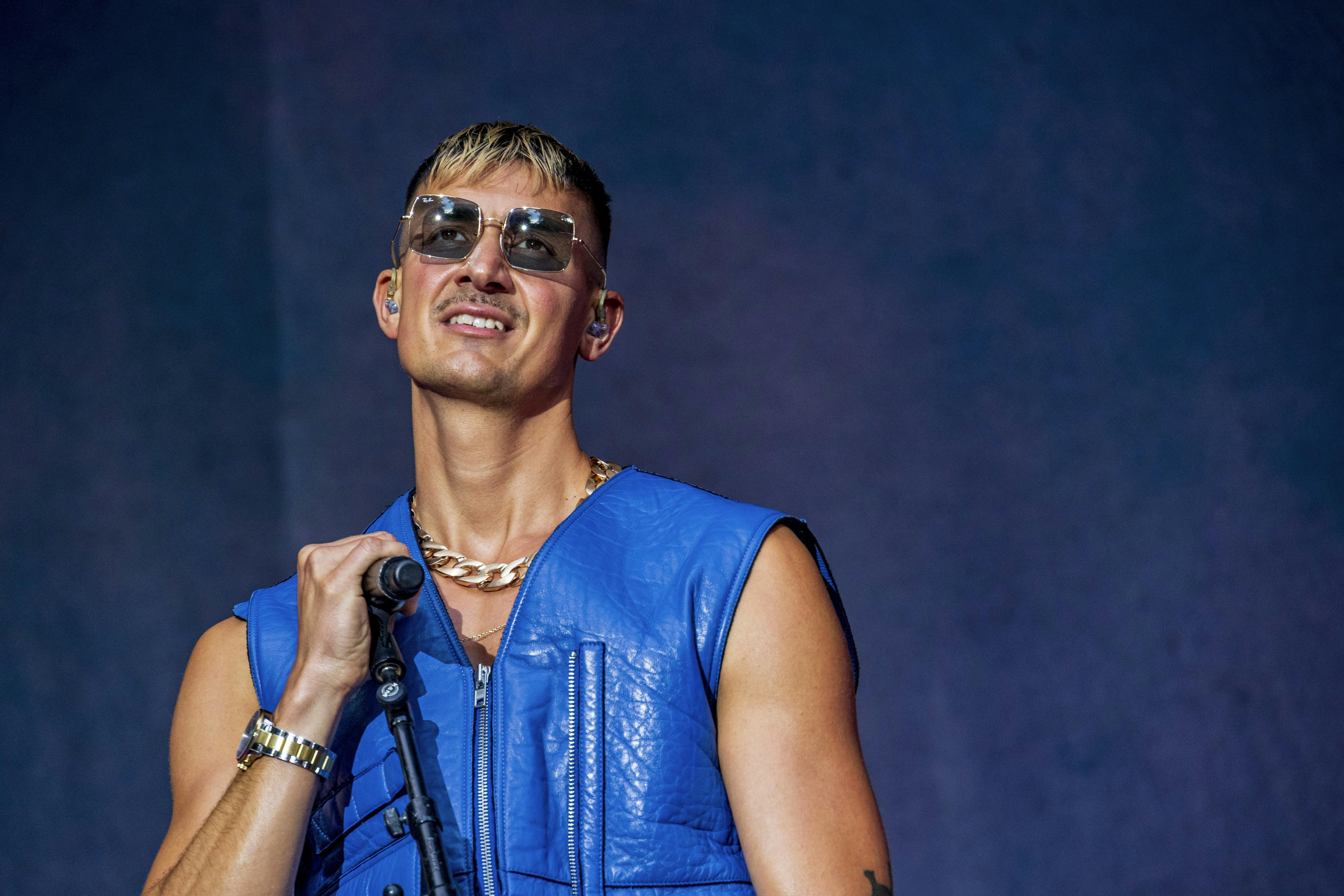 Den charmerende musiker Tobias Rahim skal tryllebinde danskerne på diverse festivalsscener i løbet af sommeren. I dag er turen kommet til den aarhusianske festival. 