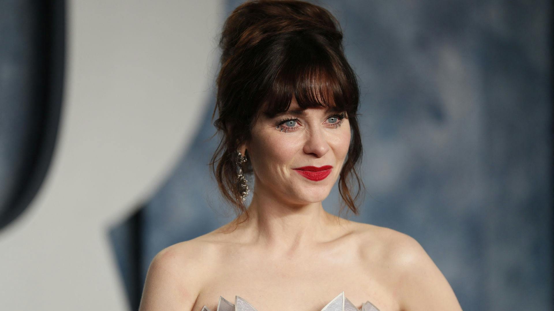 Her ses Zooey Deschanel med sit genkendelige mørke hår.