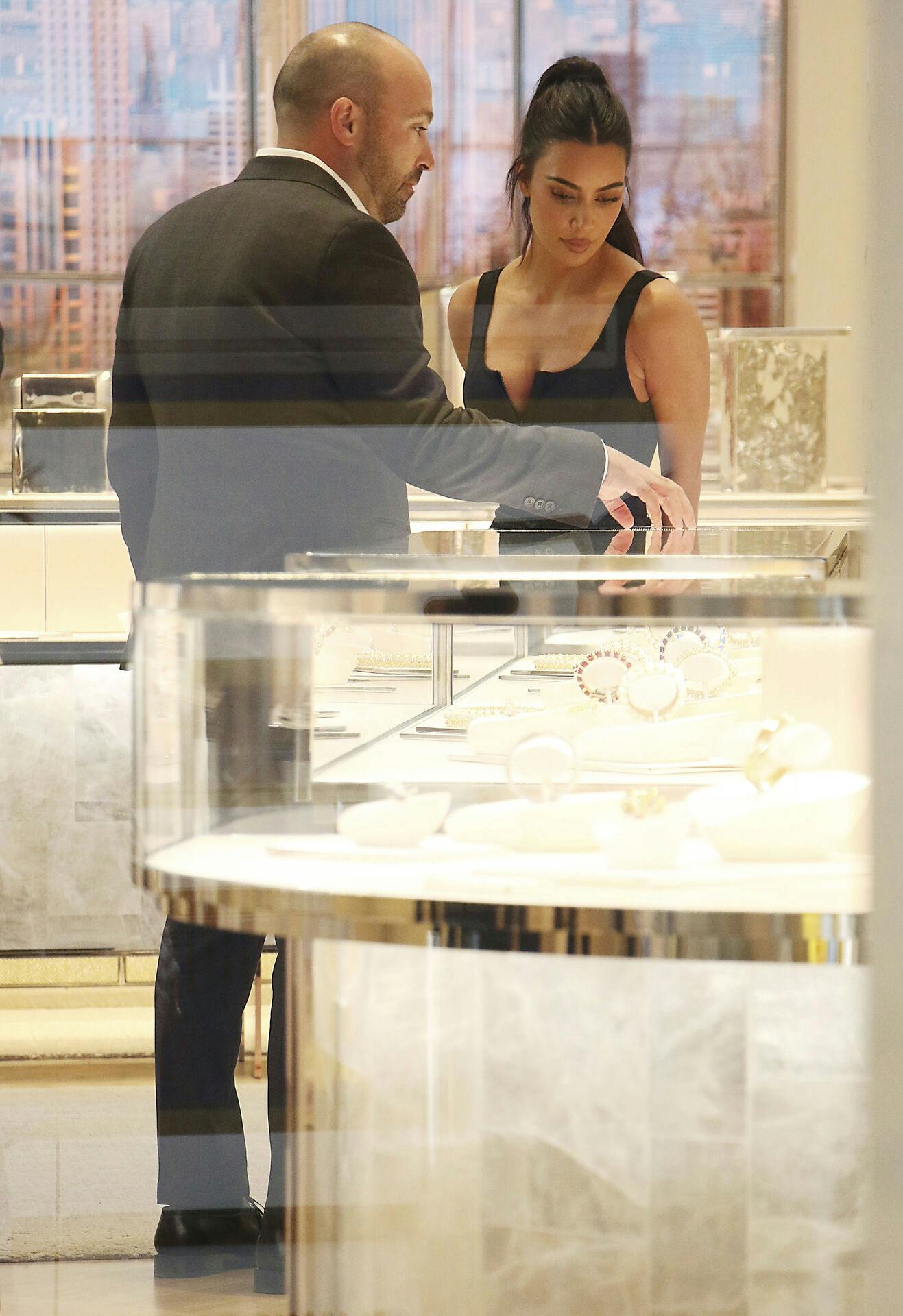 Kim Kardashian besøgte Tiffanys & Co. i New York tidligere på måneden, hvor en herre viste smykker frem for realitydronningen.