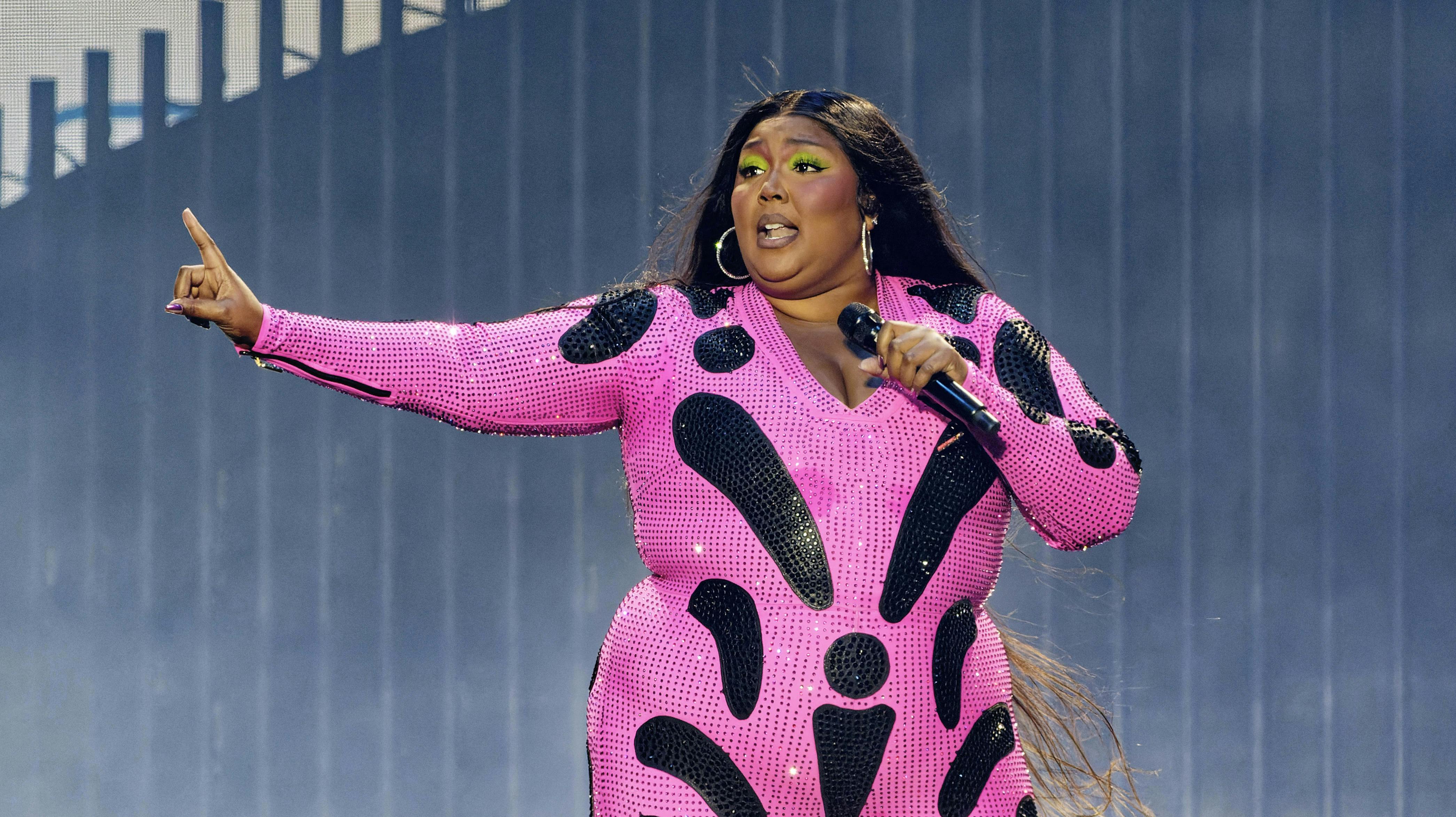 Lizzo lægger vejen forbi Danmark igen til sommer, når hun træder op på Orange i Roskilde. Hvis altså ikke internettroldene jager hende ud på gården igen da 