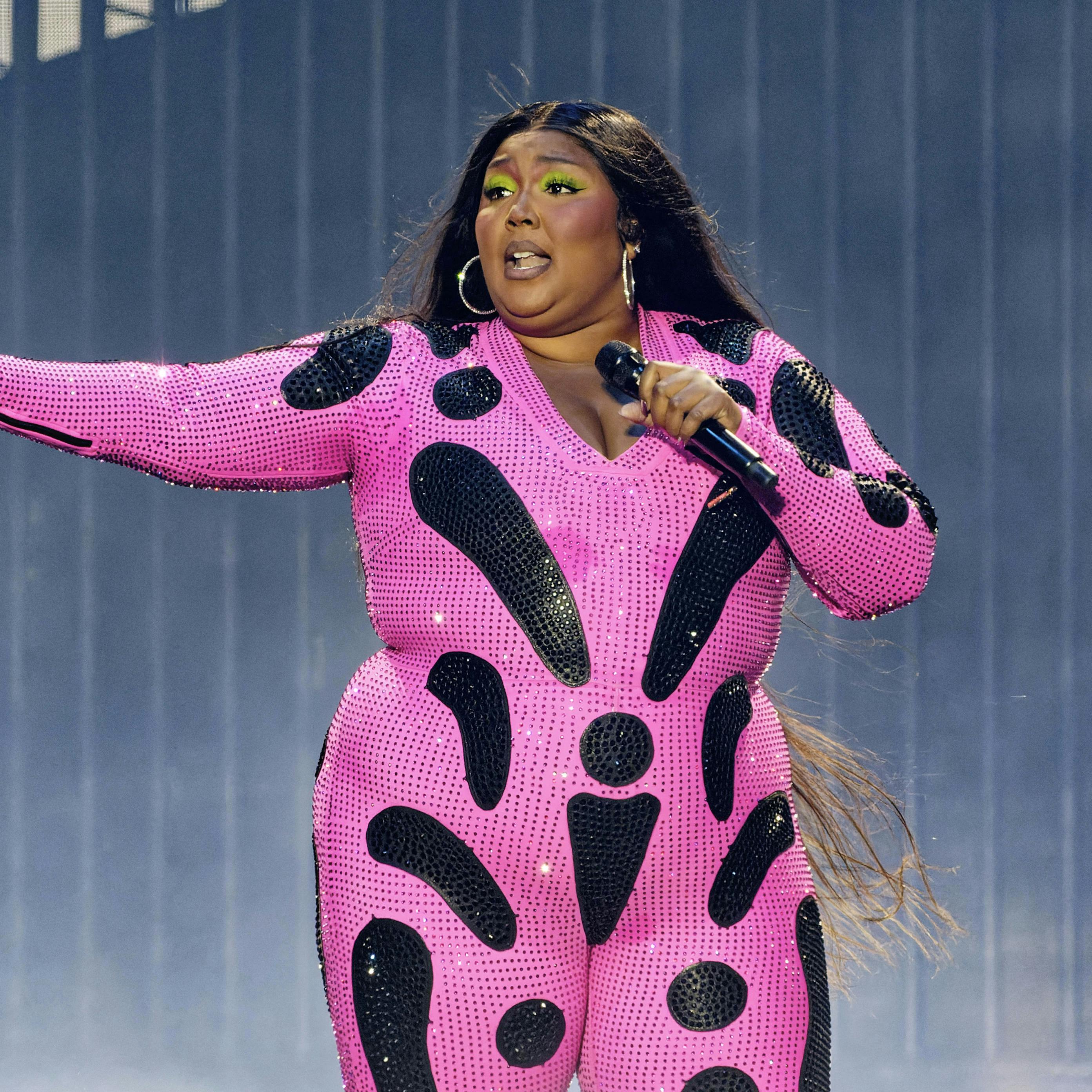 Lizzo lægger vejen forbi Danmark igen til sommer, når hun træder op på Orange i Roskilde. Hvis altså ikke internettroldene jager hende ud på gården igen da 