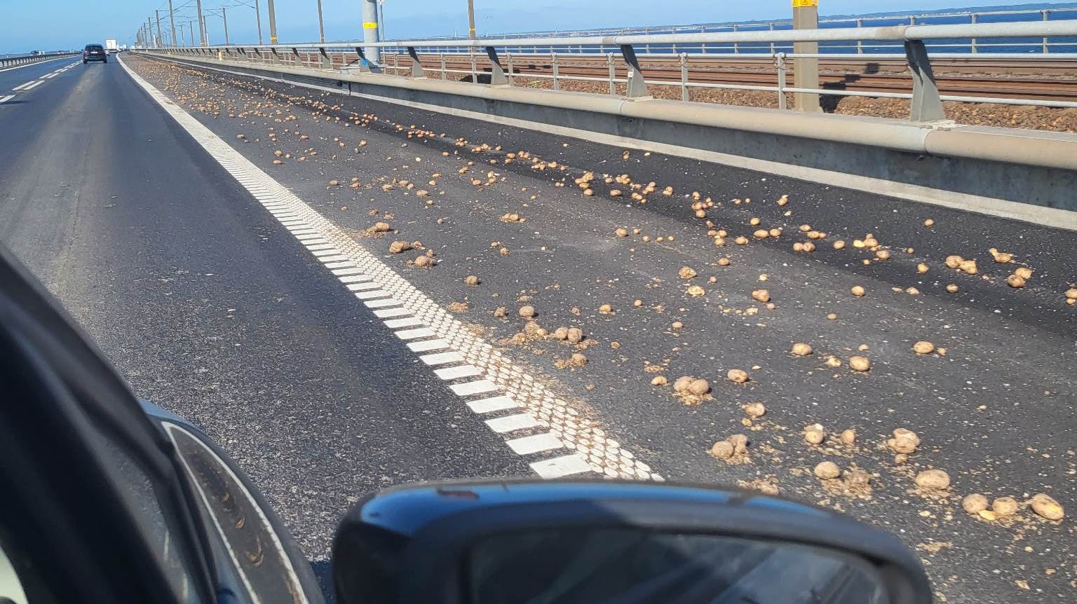 Det var til stor fare for bilisterne på Lavbroen torsdag, at der lå kartofler på hele strækningen.&nbsp;