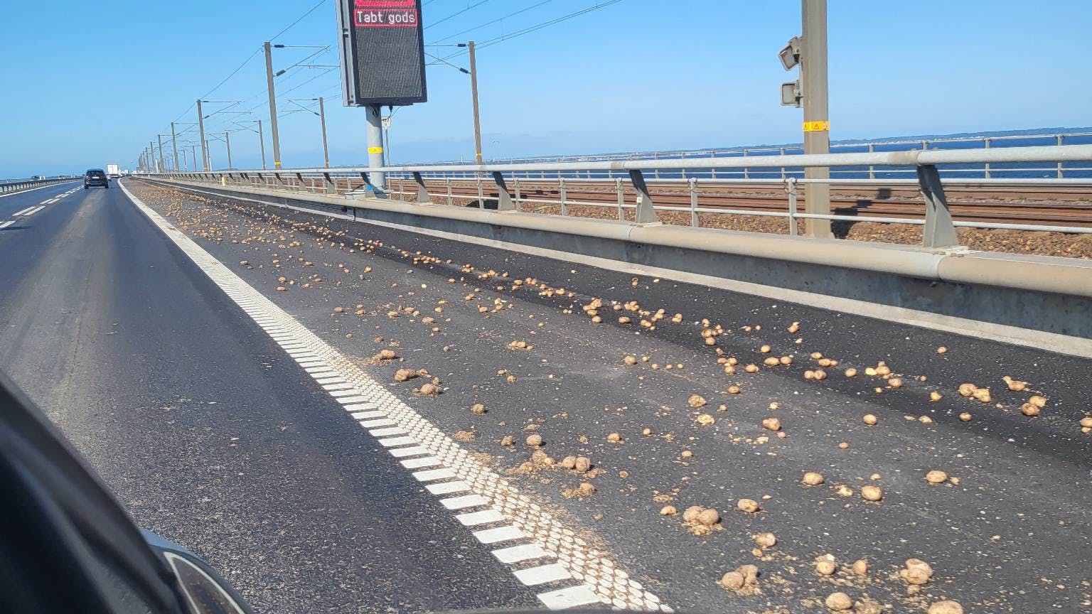Det var til stor fare for bilisterne på Lavbroen torsdag, at der lå kartofler på hele strækningen.&nbsp;