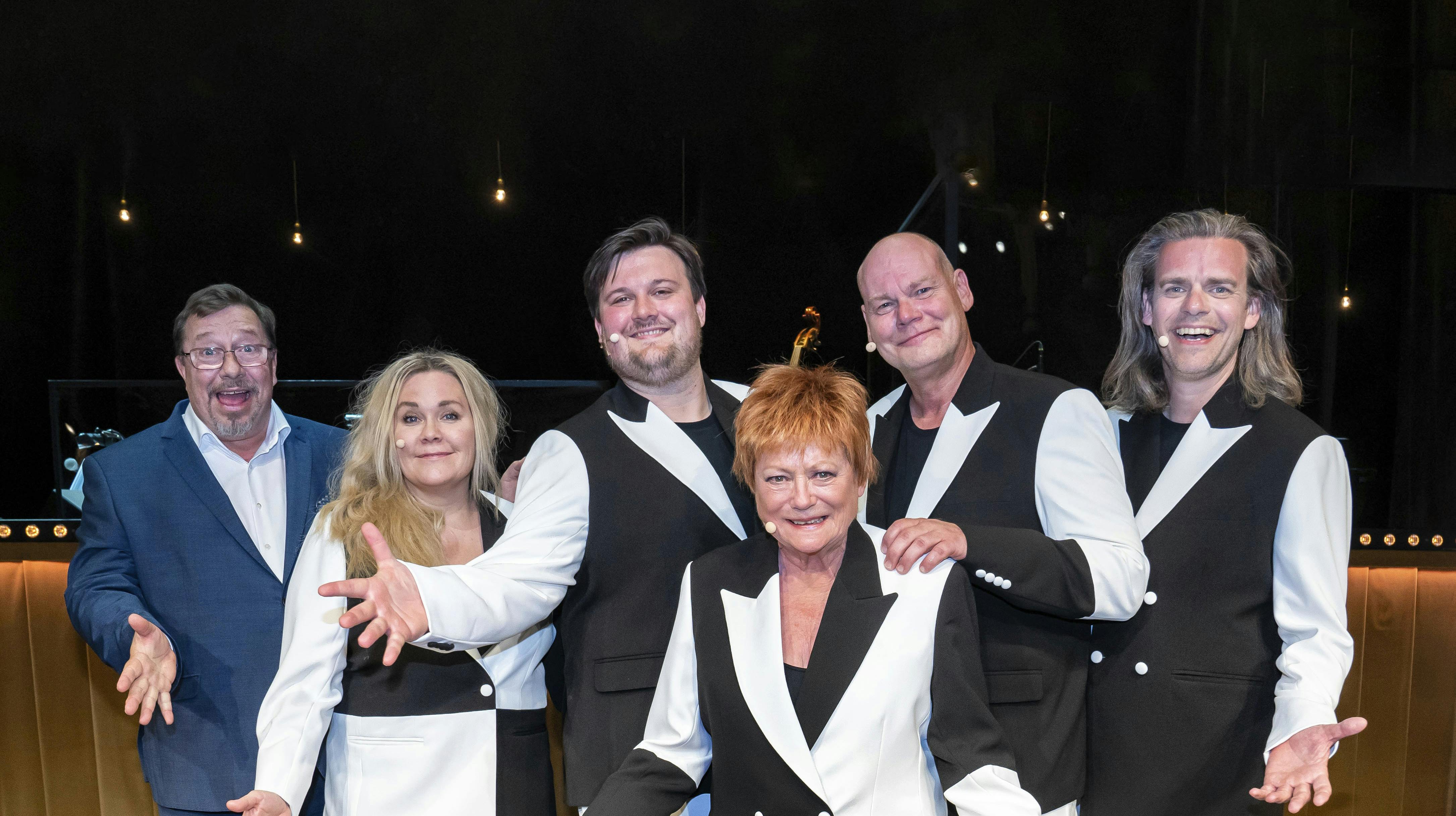 Anmelderne har ikke hænderne over hovedet over Tivolirevyen. 