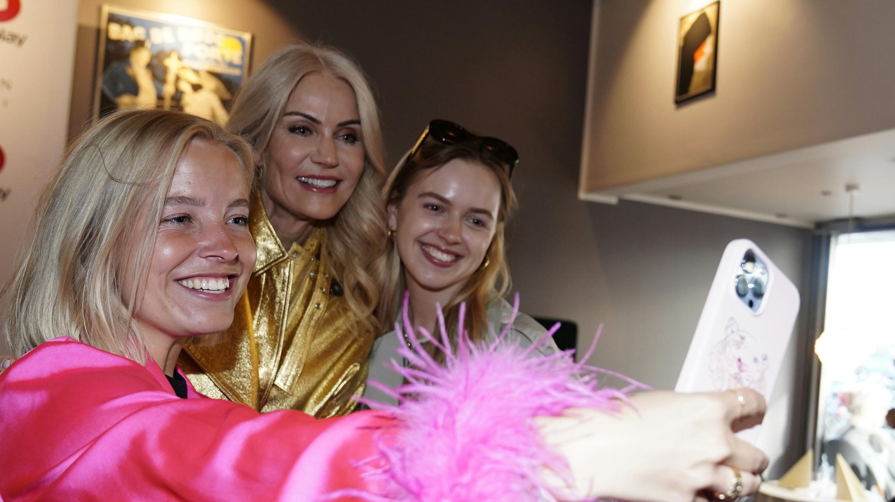 Der bliver taget selfies med aftenens hovedperson&nbsp;