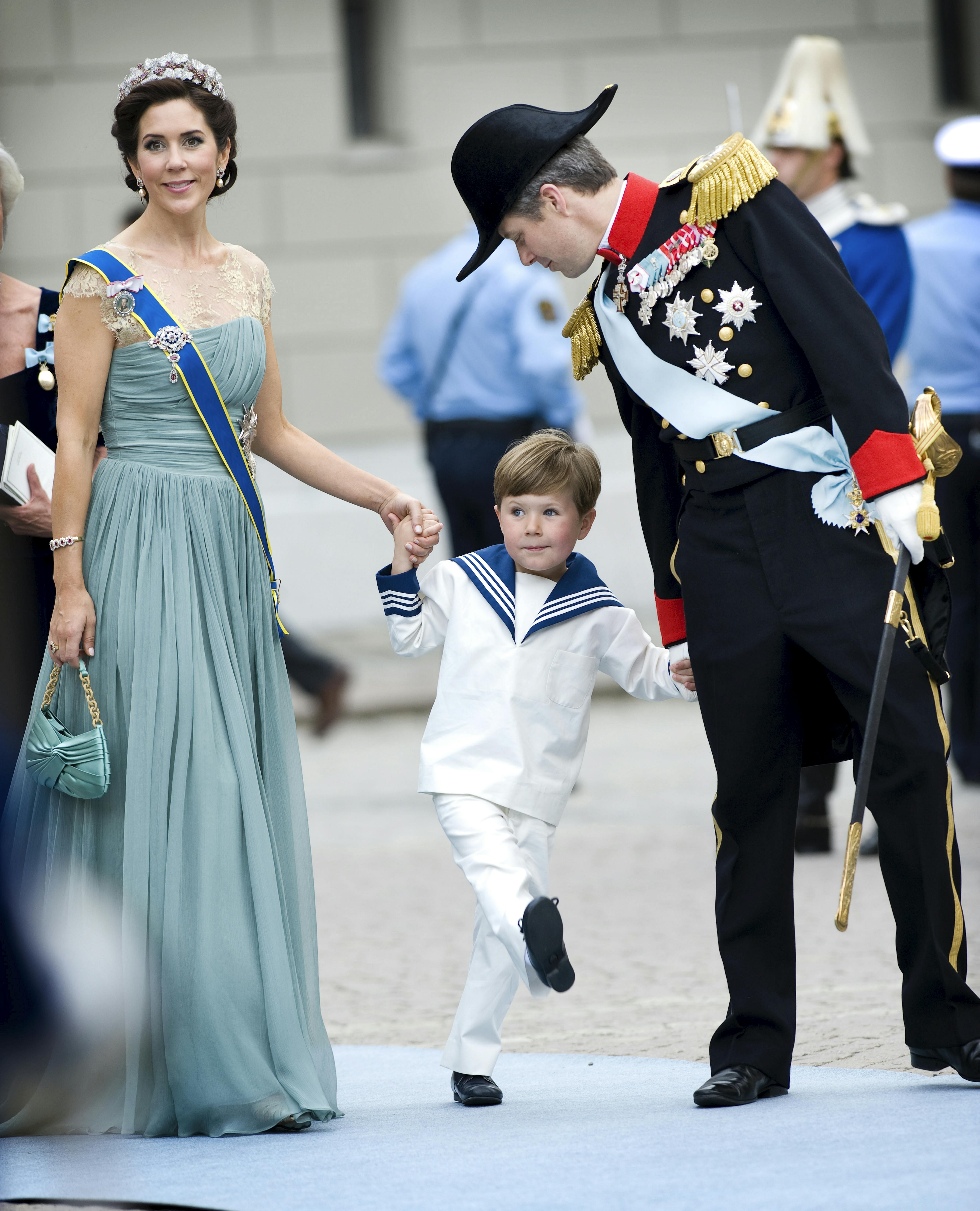 Prins Christian er gået fra at være en lille purk til snart at være myndig, og kjolen har også stadig plads i Marys liv. 