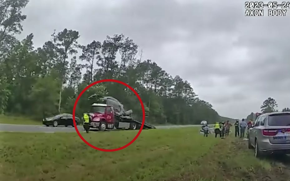 En voldsom ulykke på en motorvej i USA fik en bil til at flyve gennem luften.&nbsp;
