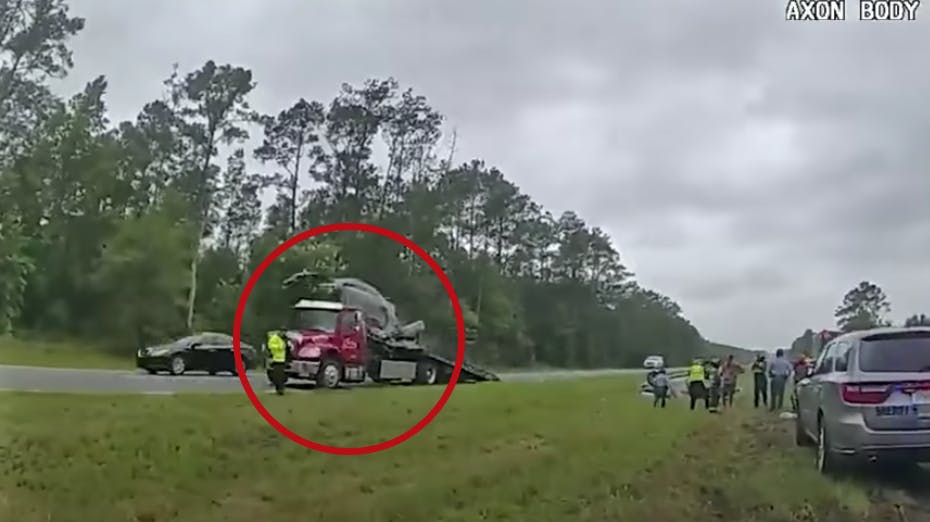 En voldsom ulykke på en motorvej i USA fik en bil til at flyve gennem luften. 