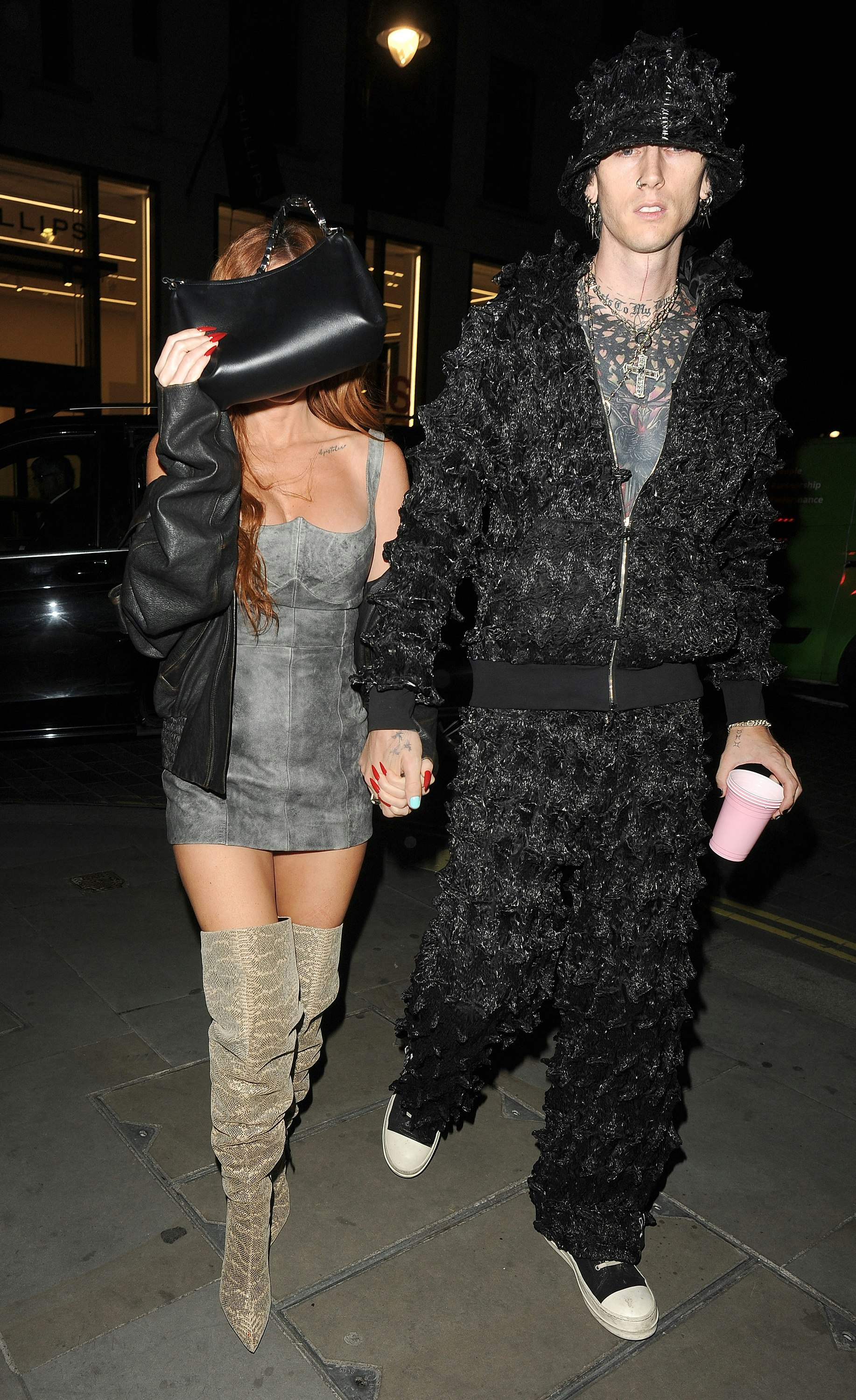 Megan Fox og Machine Gun Kelly gik hånd i hånd onsdag aften under en bytur i London.
