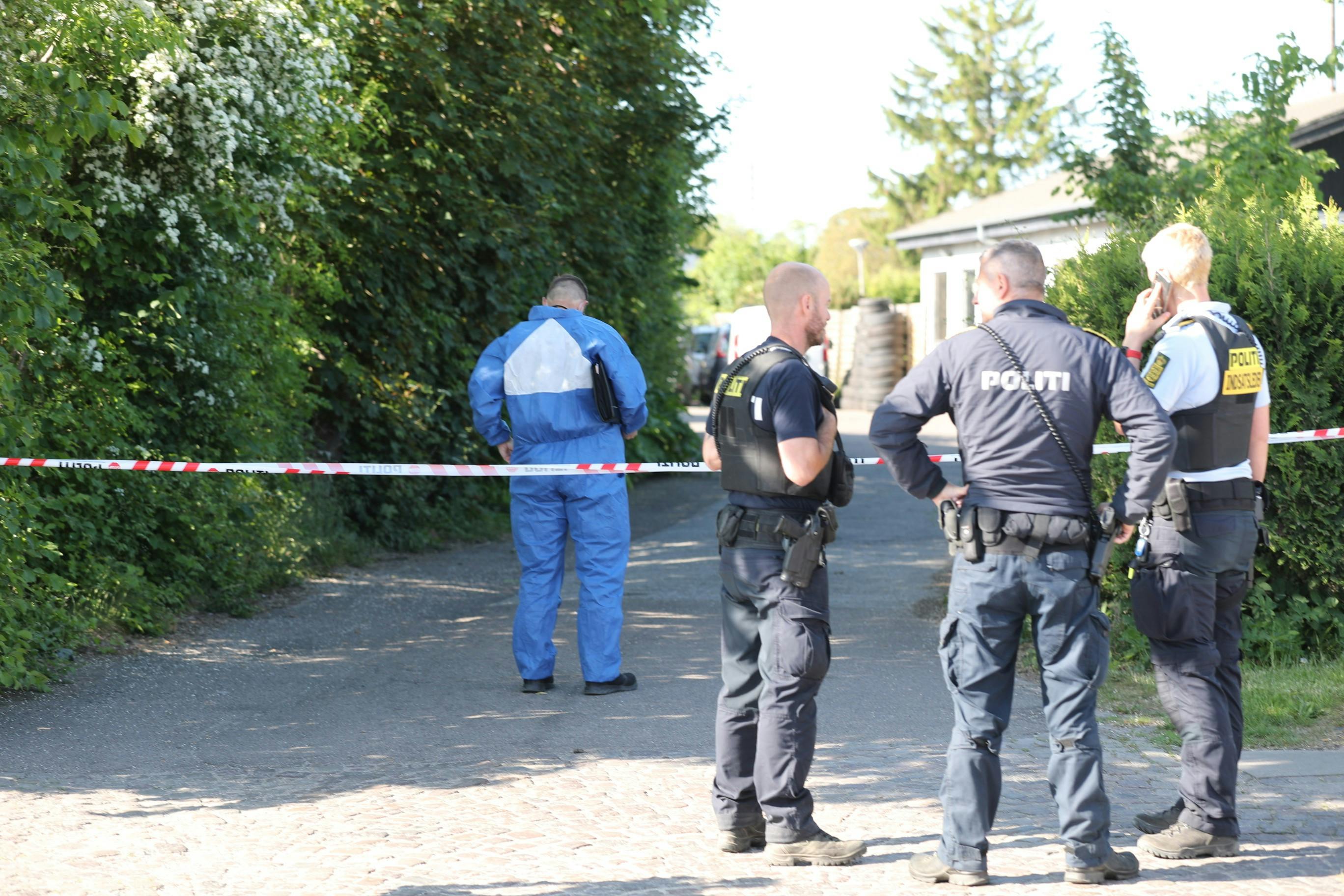 Politiet er fredag massivt til stede i Albertslund, hvor de undersøger et dødsfald.