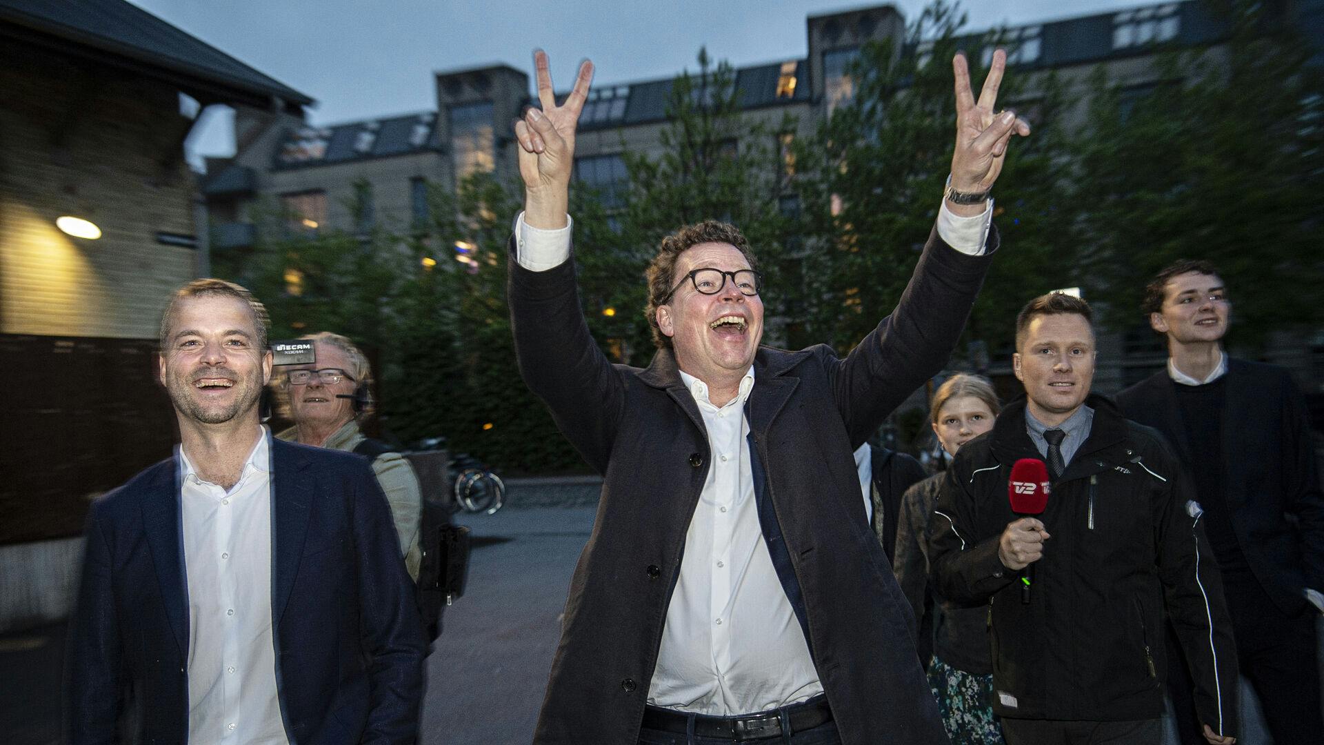 Morten Helveg og Morten Østergaard, i baggrunden, ankommer ved EP-valget til H15 i Kødbyen.