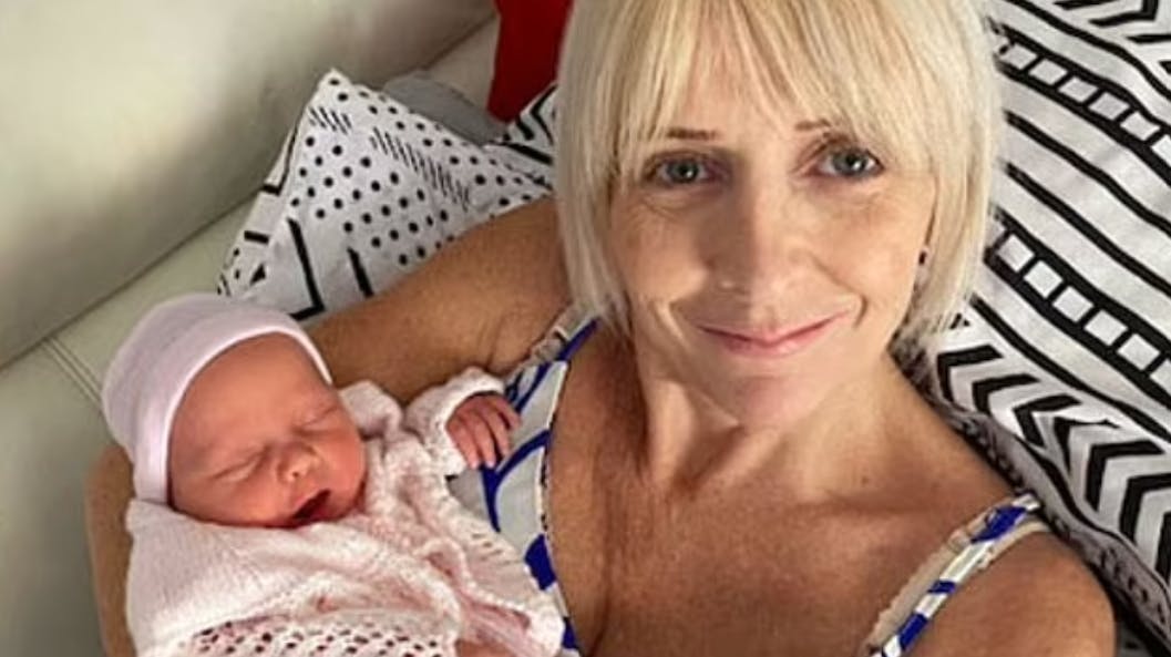 Helen Dalgish fra Galsgow fødte sin "mirakelbaby" i en alder af 53. 