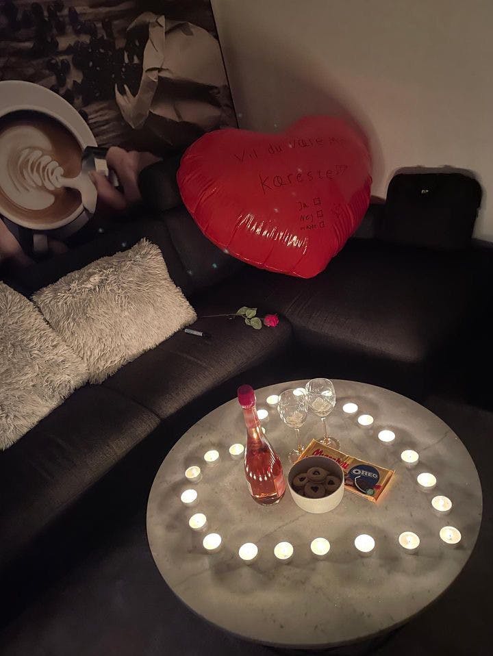 En plade Marabou med Oreo og en rød rose fuldendte oplevelsen, da Jamie skulle stille det store kærestespørgsmål til Julica.