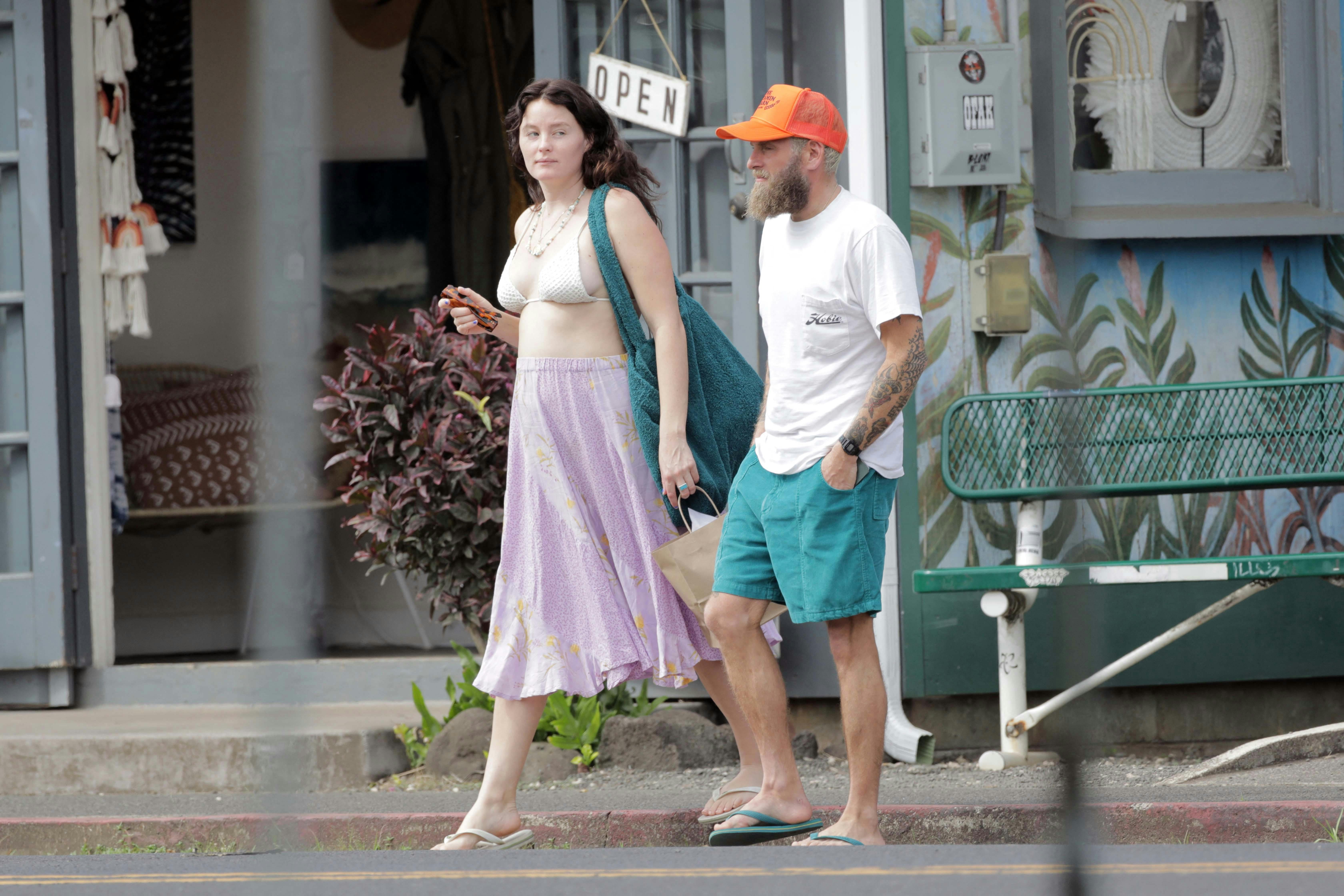 Tidligere på året blev kæresteparret spottet på Hawaii, hvor de forlod en børnetøjs-butik. 