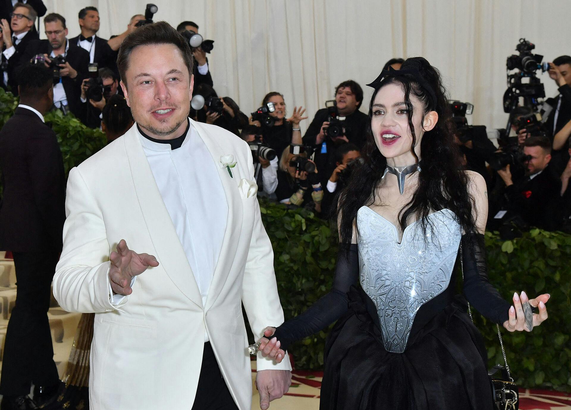 Grimes med sin bedre halvdel, Elon Musk, til Met Gala i 2018. Parret har været sammen on/off siden det år og har i dag to børn sammen.

