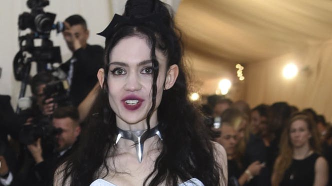 Musikeren Grimes har pyntet kroppen.