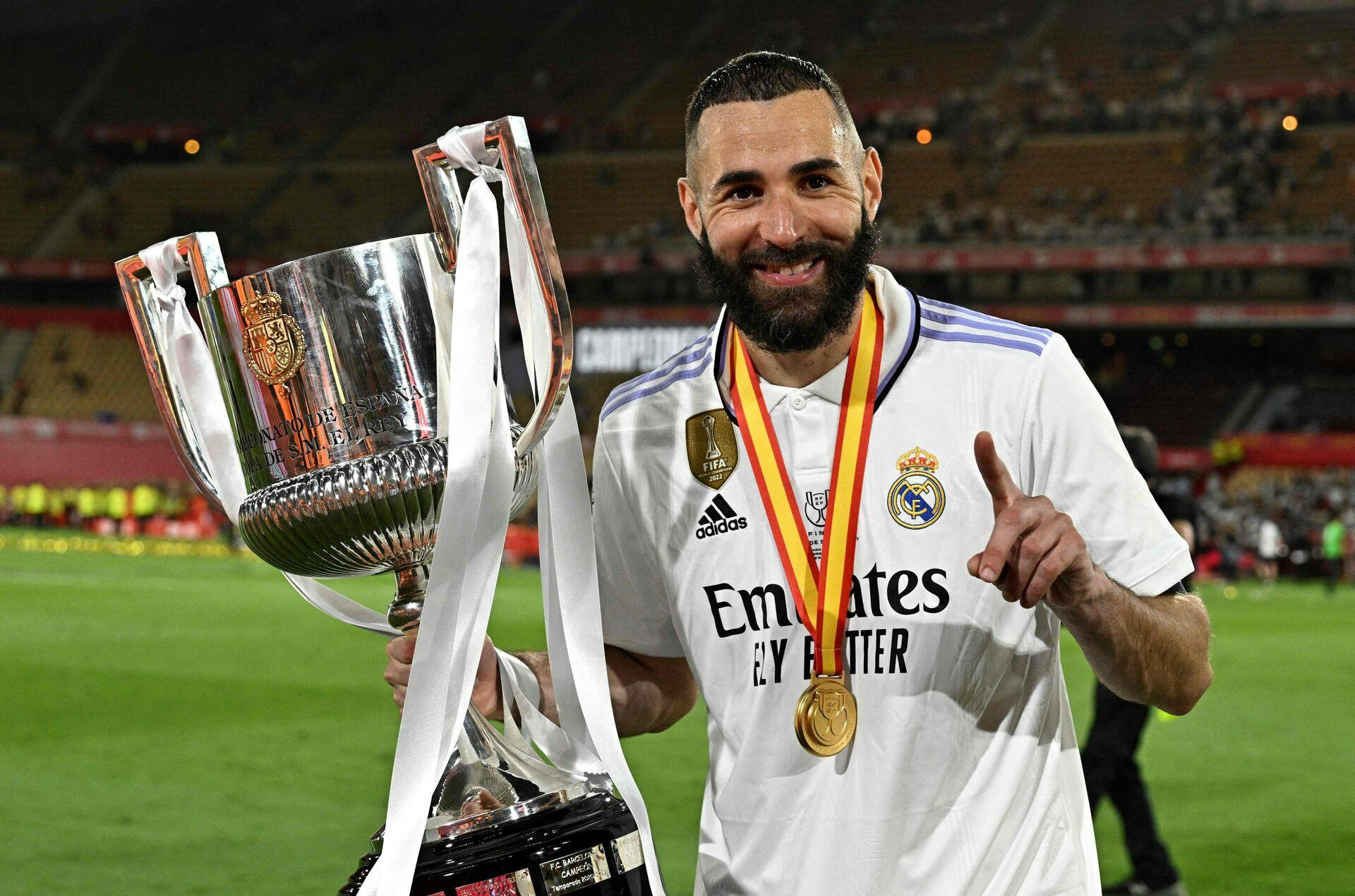 Karim Benzema med King's Cup -trofæet i maj 2023.