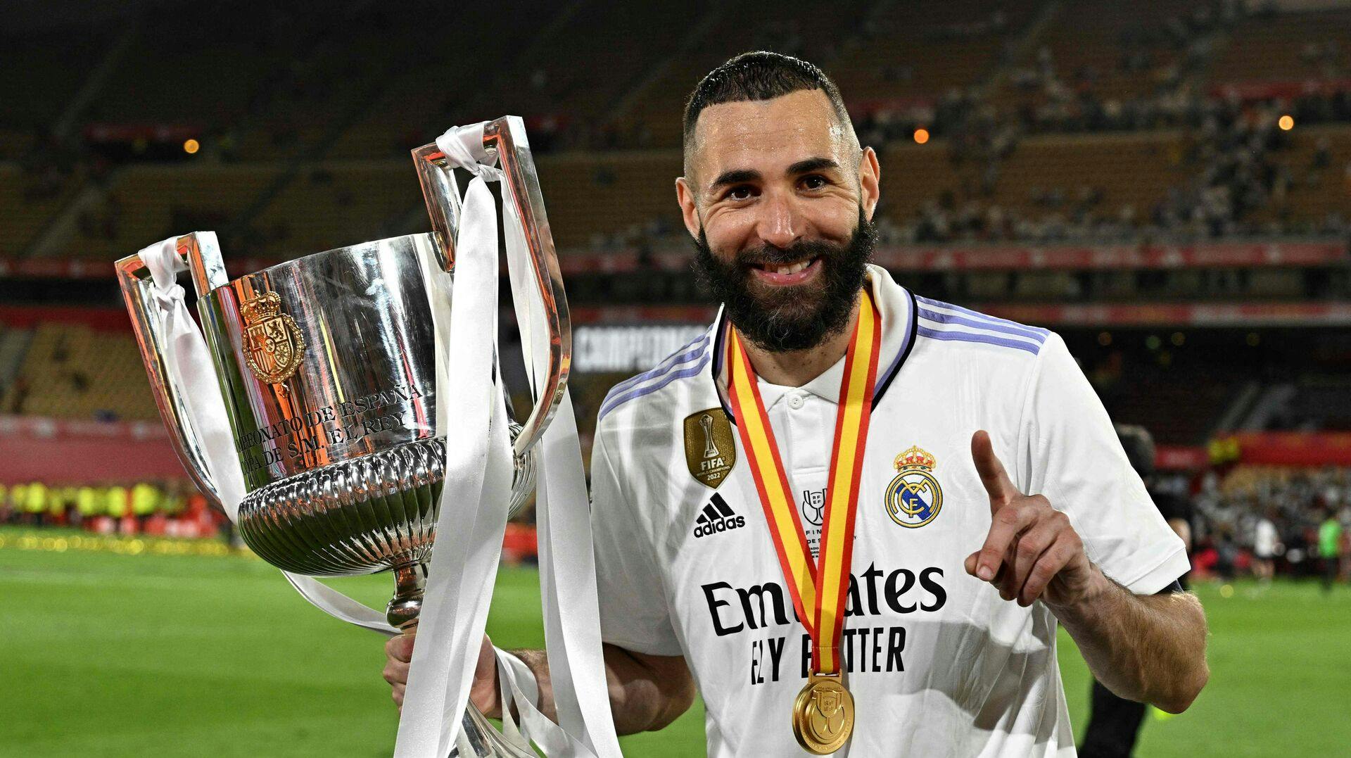 Karim Benzema med King's Cup -trofæet i maj 2023.