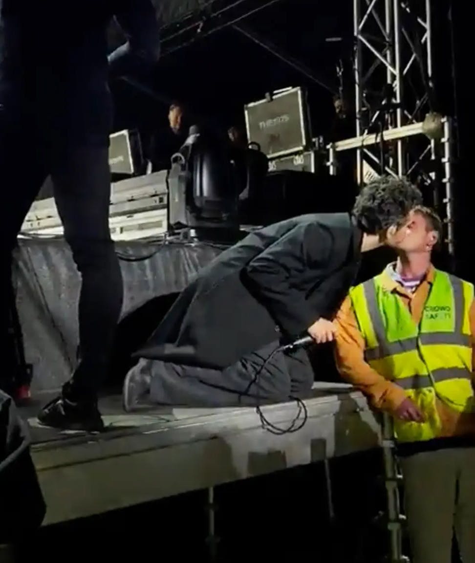 Matty Healy plantede et solidt kys på den danske sikkerhedsvagt ved fredagens Northside-koncert.
