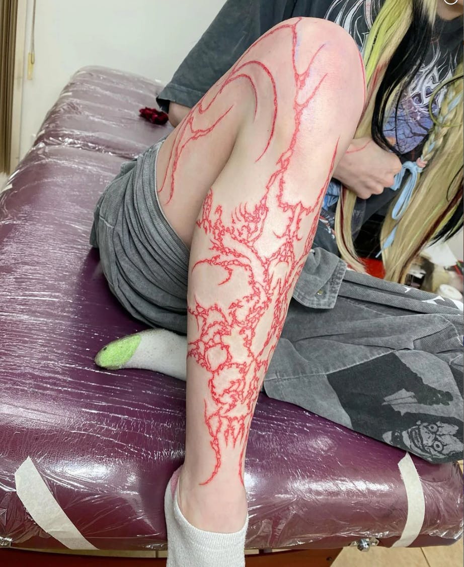 https://imgix.seoghoer.dk/2023-06-04/grimes-tatovering-2.png