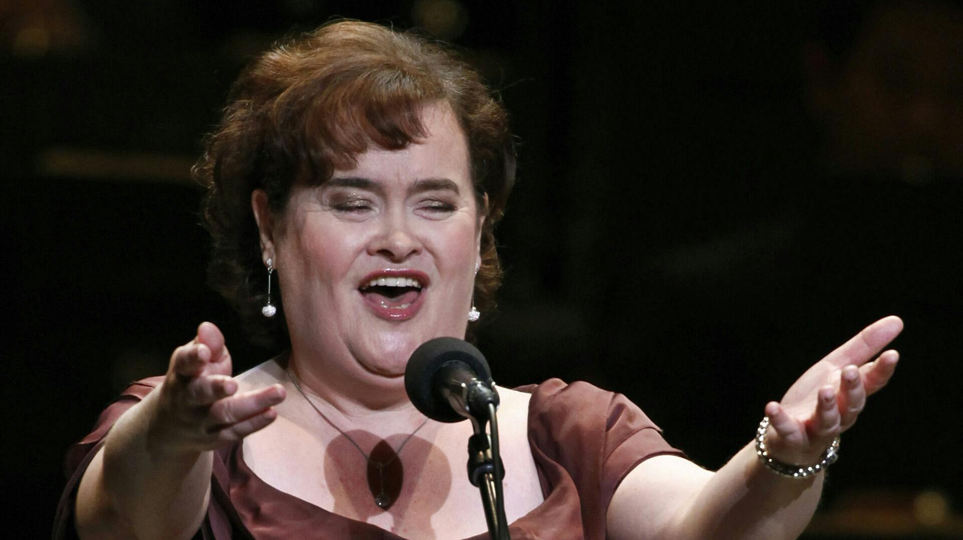 Susan Boyle, 63, afslører, at hun har været ramt af en blodprop. 