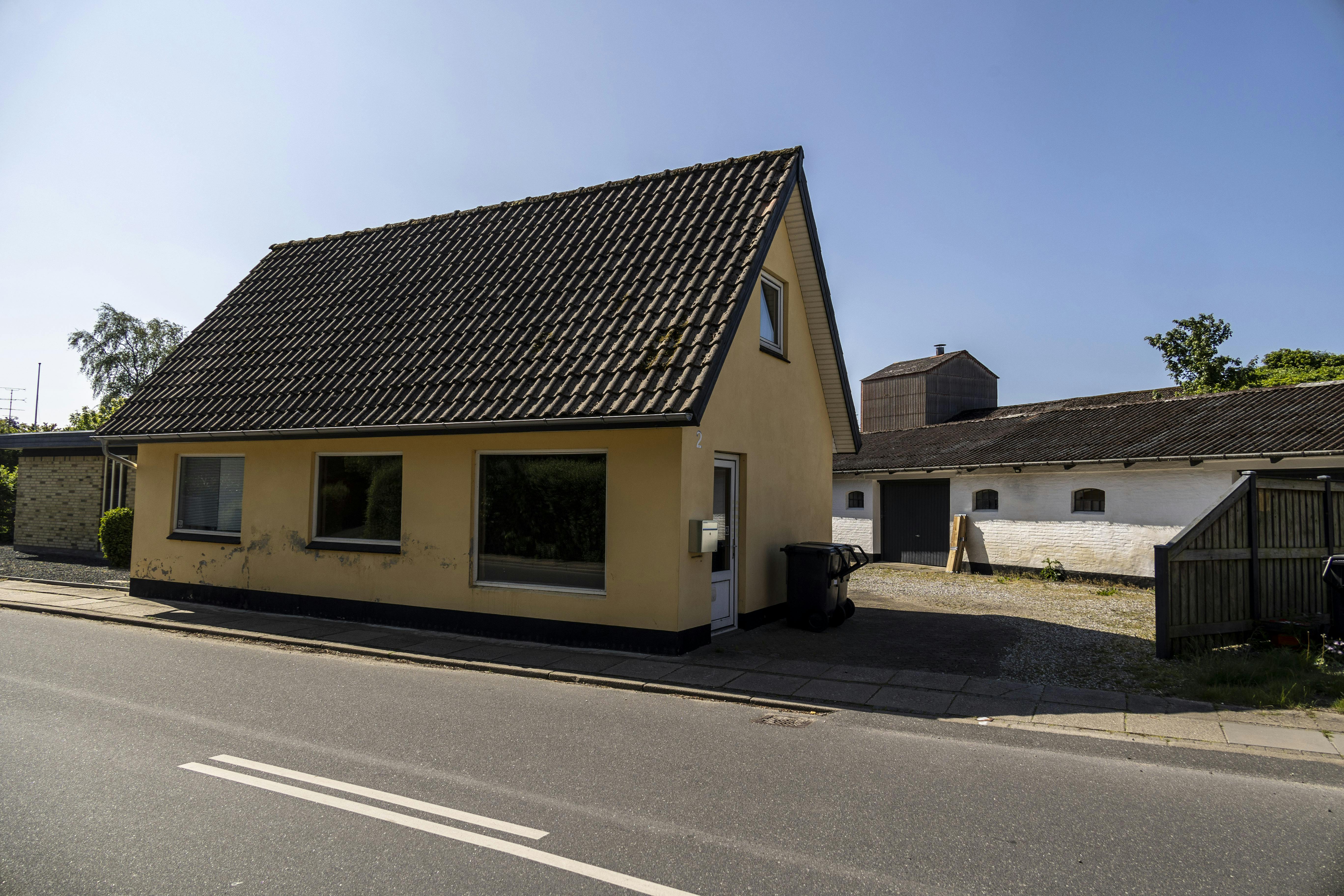 I dette hus i den lille by Flauenskjold boede den 38-årige mand, der er tiltalt for drabet på Mia Skadhauge Stevn. I byen spøger tanken om de grusomme handlinger stadig.
