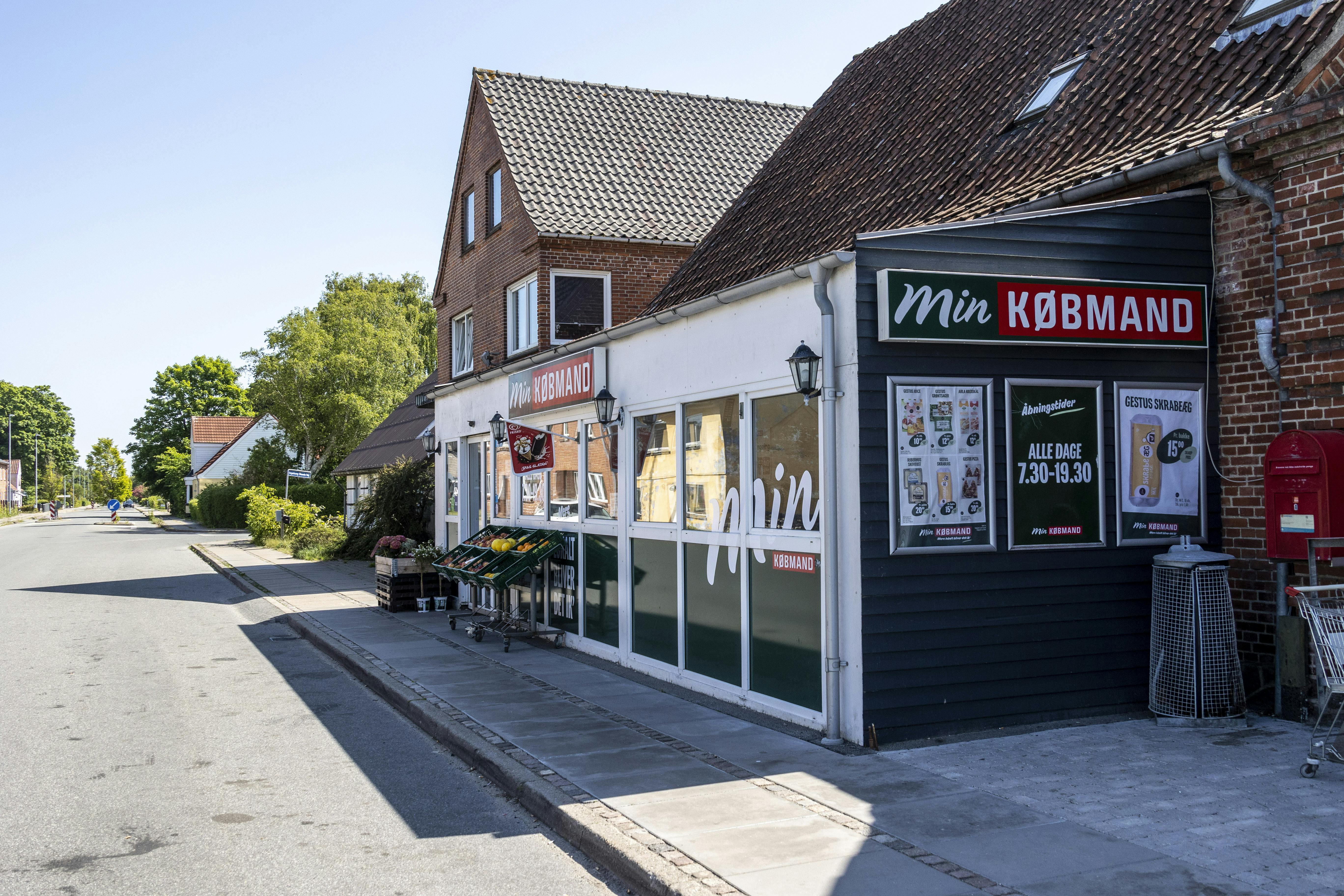 Den lokale købmand i Flauenskjold ligger ikke langt fra det hus, hvor en 37-årig mand er tiltalt for grusomme handlinger mod af Mia Skadhauge Stevn.