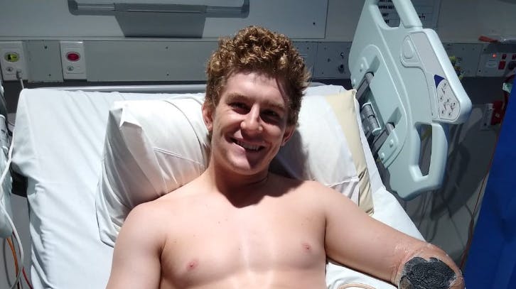 23-årige Henry Dunn mistede sin arm, mens han var backpacker i Australien. 