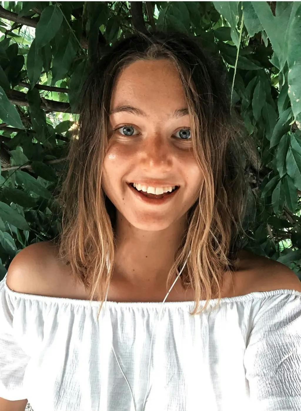 Klimaaktivisten Camille Étienne har angiveligt haft en affære med filmstjernen Natalie Portmans mand.
