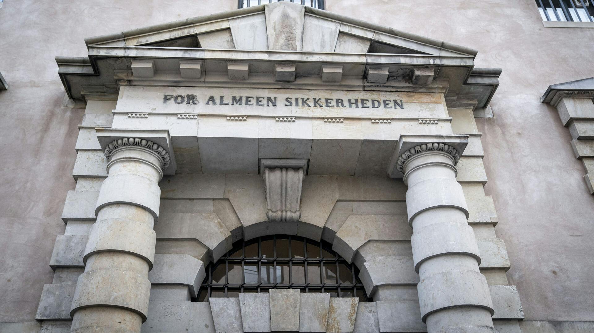 Flere udenlandske medier har brudt det navneforbud, der stadig står i sagen mod en overgrebstiltalt fodboldspiller.