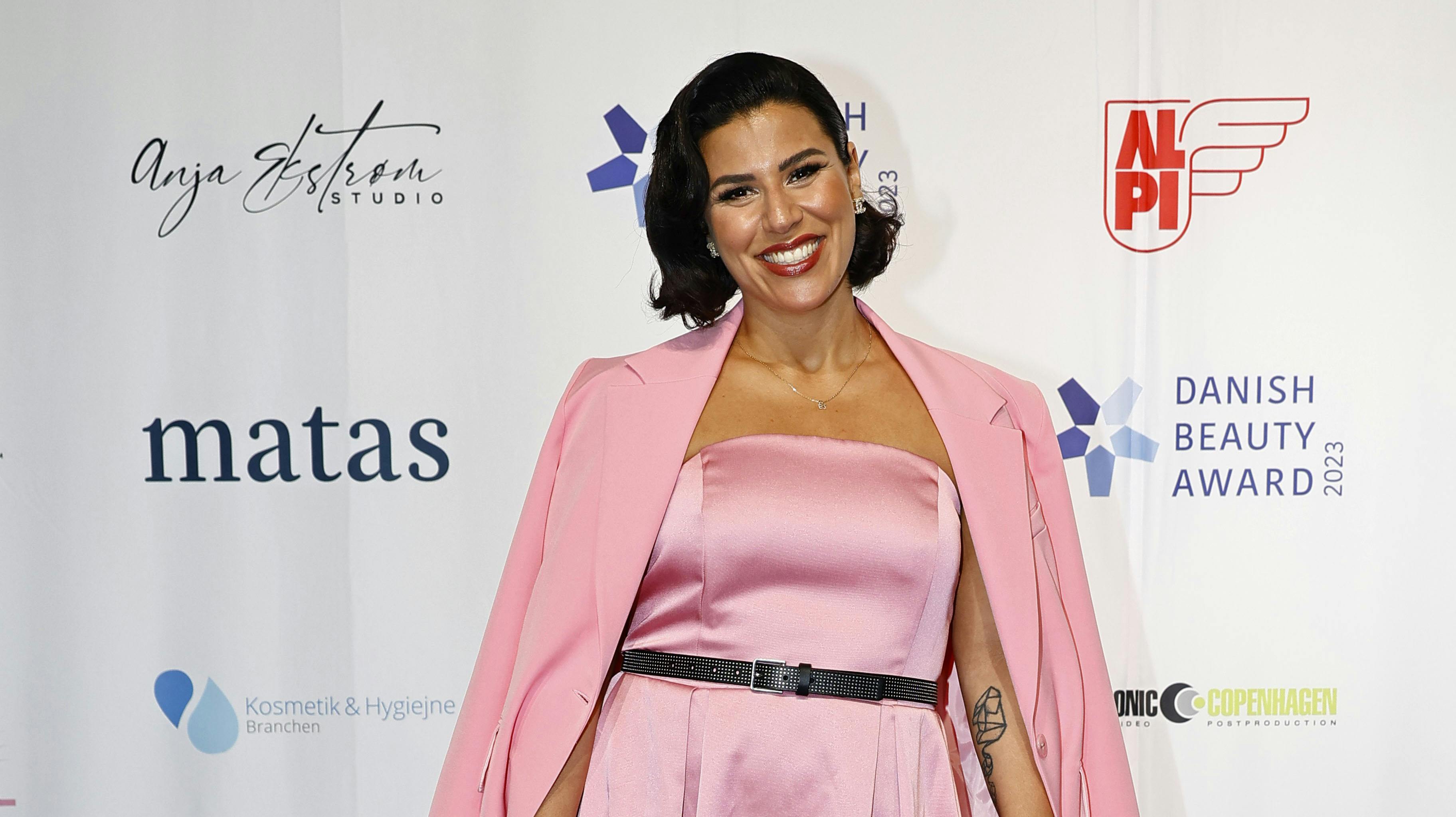 Jasmin Gabay har netop udgivet EP'en "Sange fra skuffen", som hun fejrer med en releasekoncert i Bella Arena. 