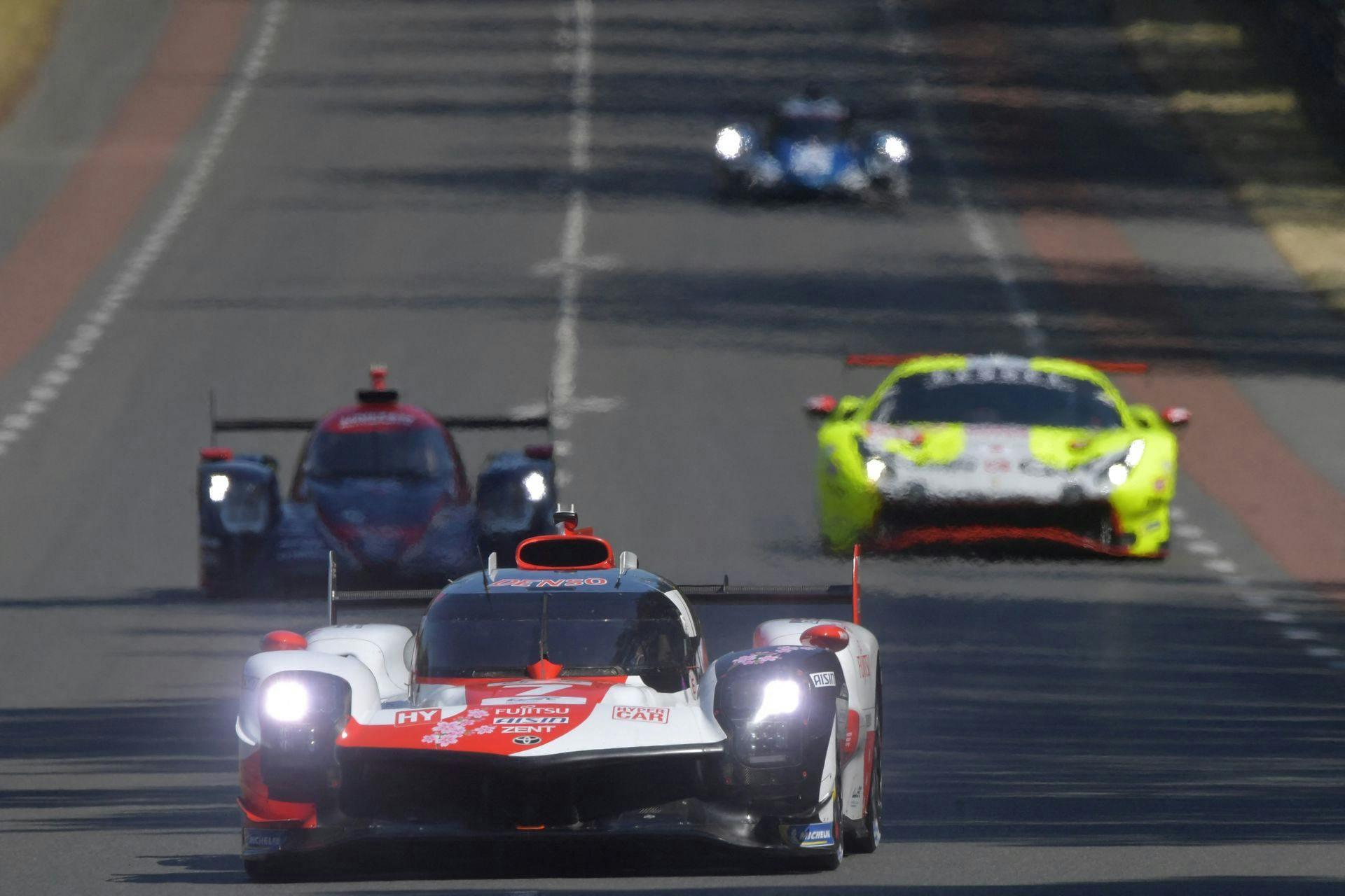 Når racerbilerne kører rundt på den ikoniske Le Mans-bane i 24 timer, så bliver det uden det velkendte TV 2-ansigt Jacob Hammerholt, der er blevet ramt af lammelse i venstre side af ansigtet.