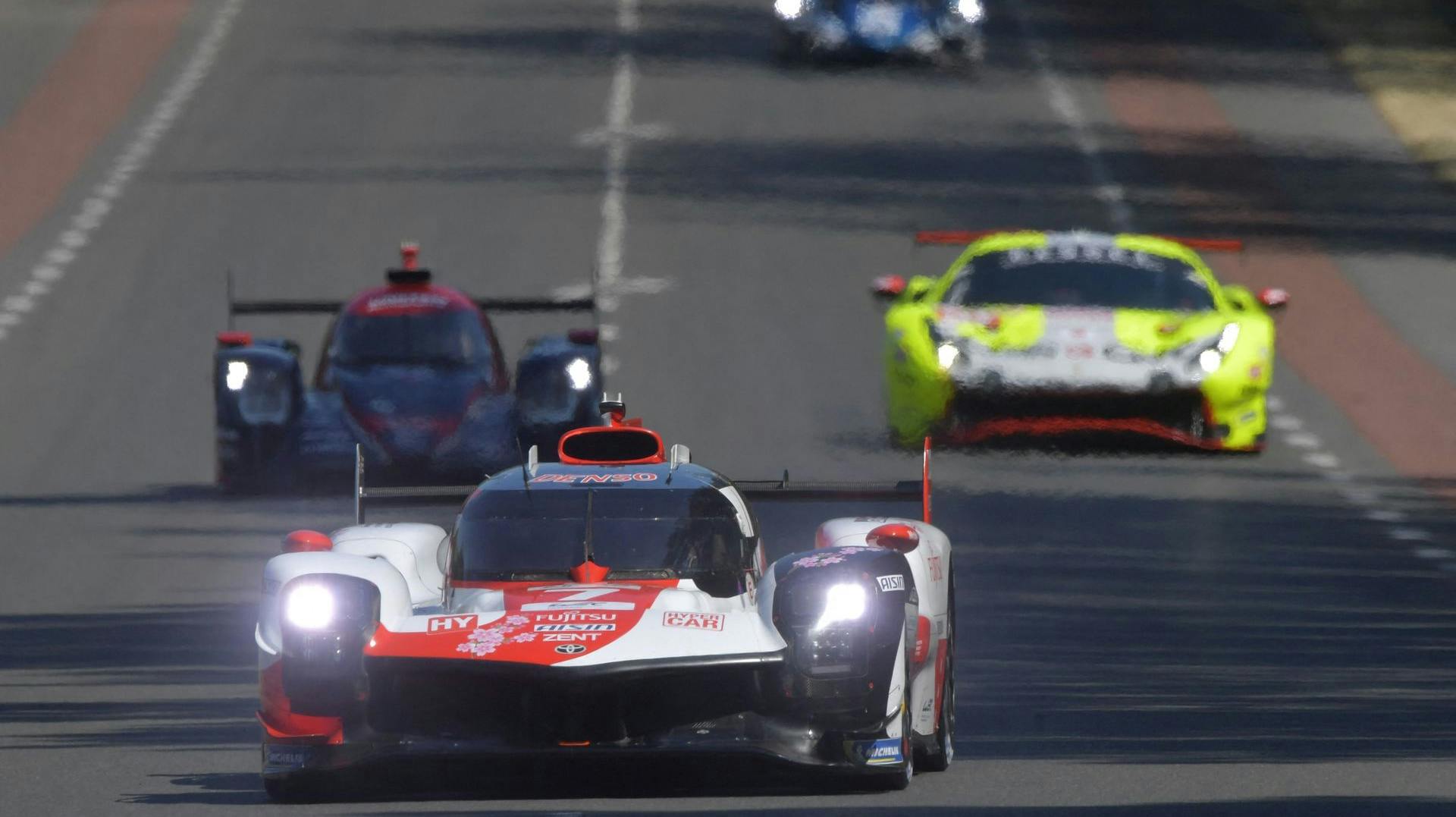Når racerbilerne kører rundt på den ikoniske Le Mans-bane i 24 timer, så bliver det uden det velkendte TV 2-ansigt Jacob Hammerholt, der er blevet ramt af lammelse i venstre side af ansigtet.