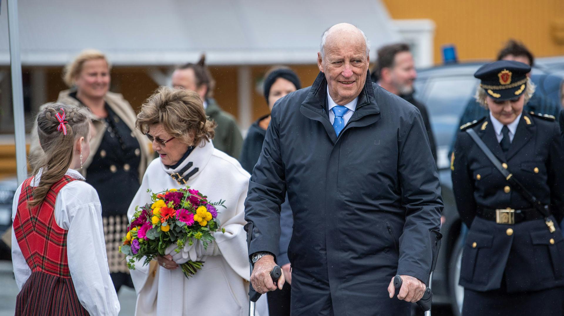 Kong Harald og dronning Sonja besøgte Hemnes kommune mandag. Kongeparet vil besøge seks kommuner under turen i Nordland.