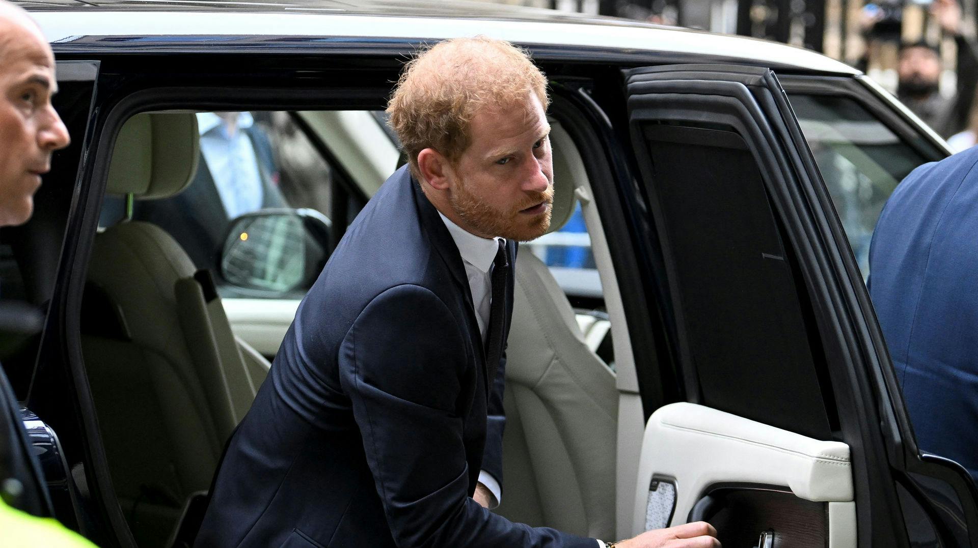 Prins Harry ankommer ved High Court i London. 